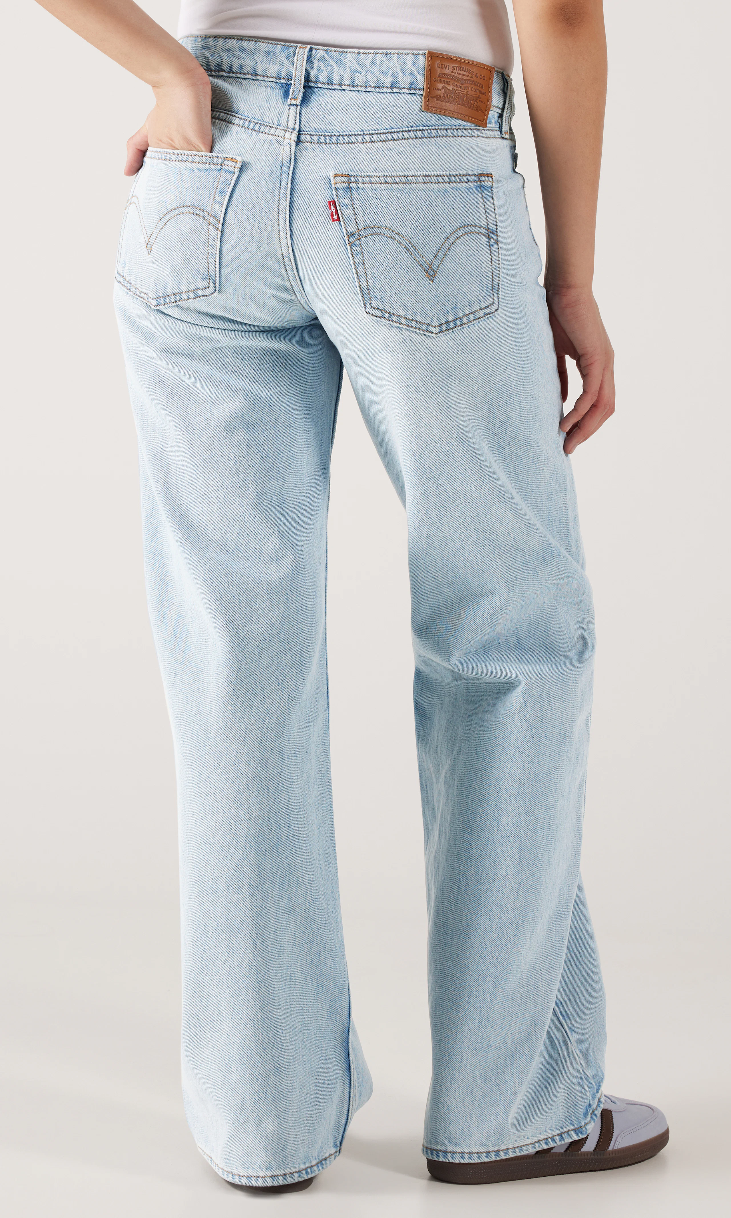 Low Loose Lys Blå Jeans. Back. Model.