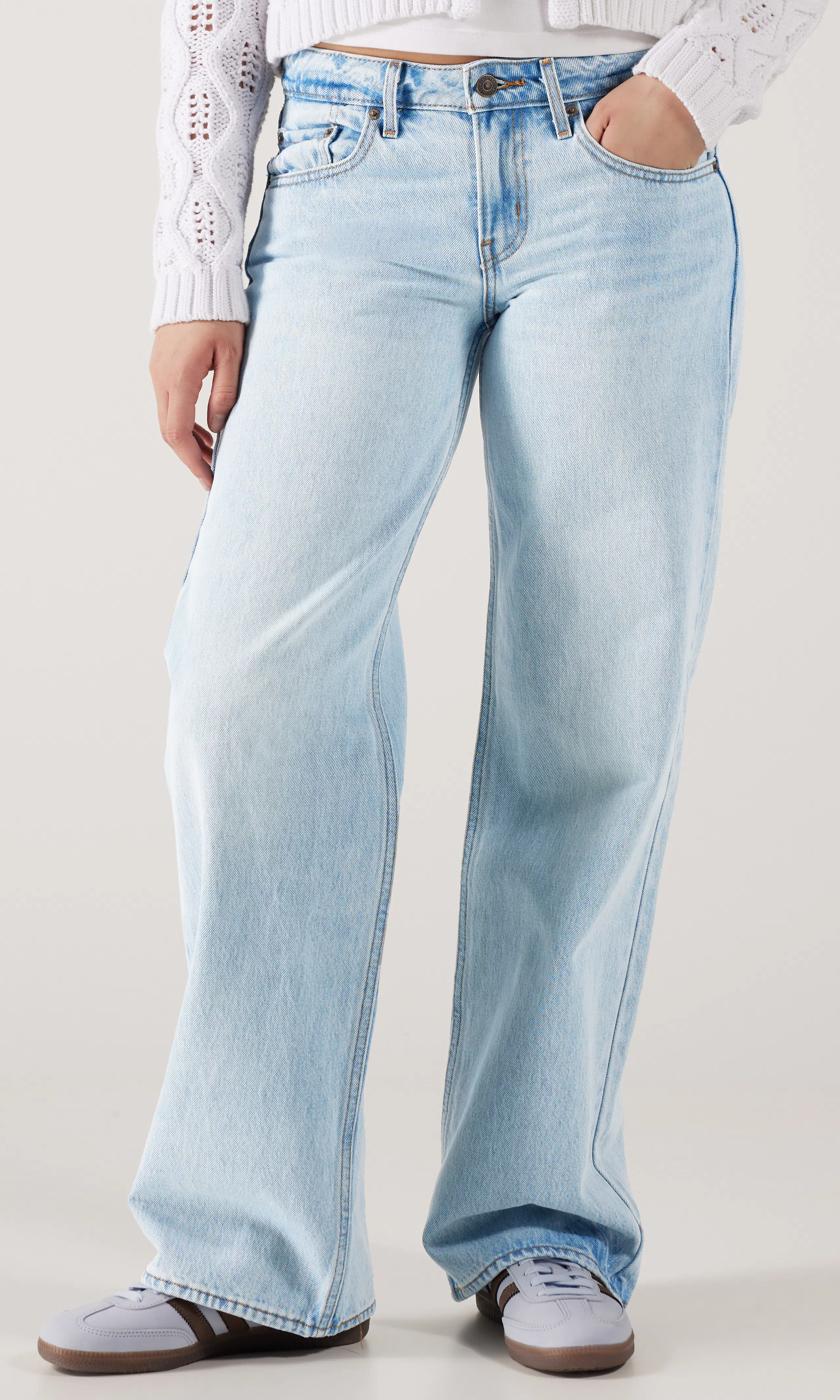 Low Loose Lys Blå Jeans. Front. Model.