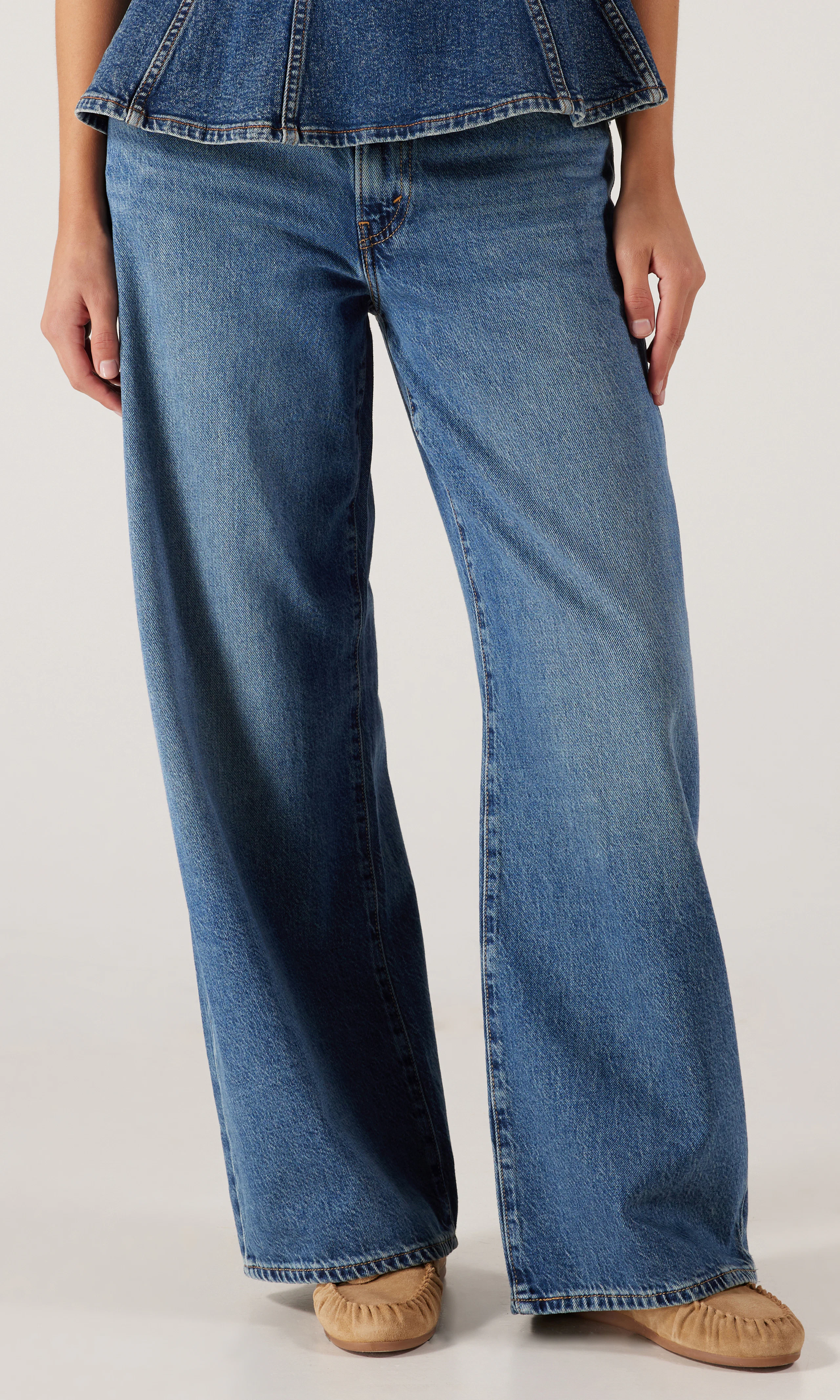 Cinch Wide Leg Lightweight Medium Blå Jeans. Front. Model.