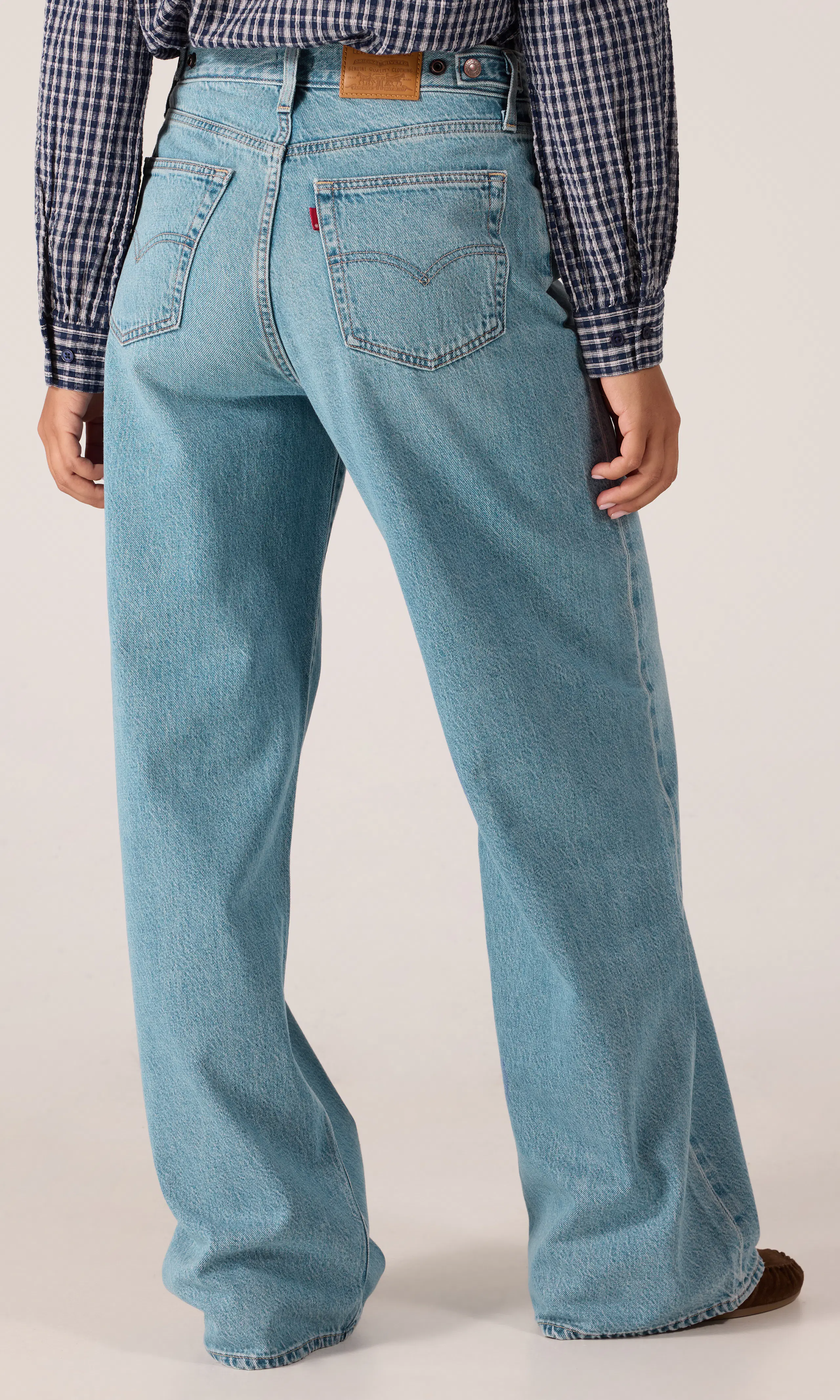 Cinch Wide Leg Lightweight Lys Blå Jeans. Back. Model.