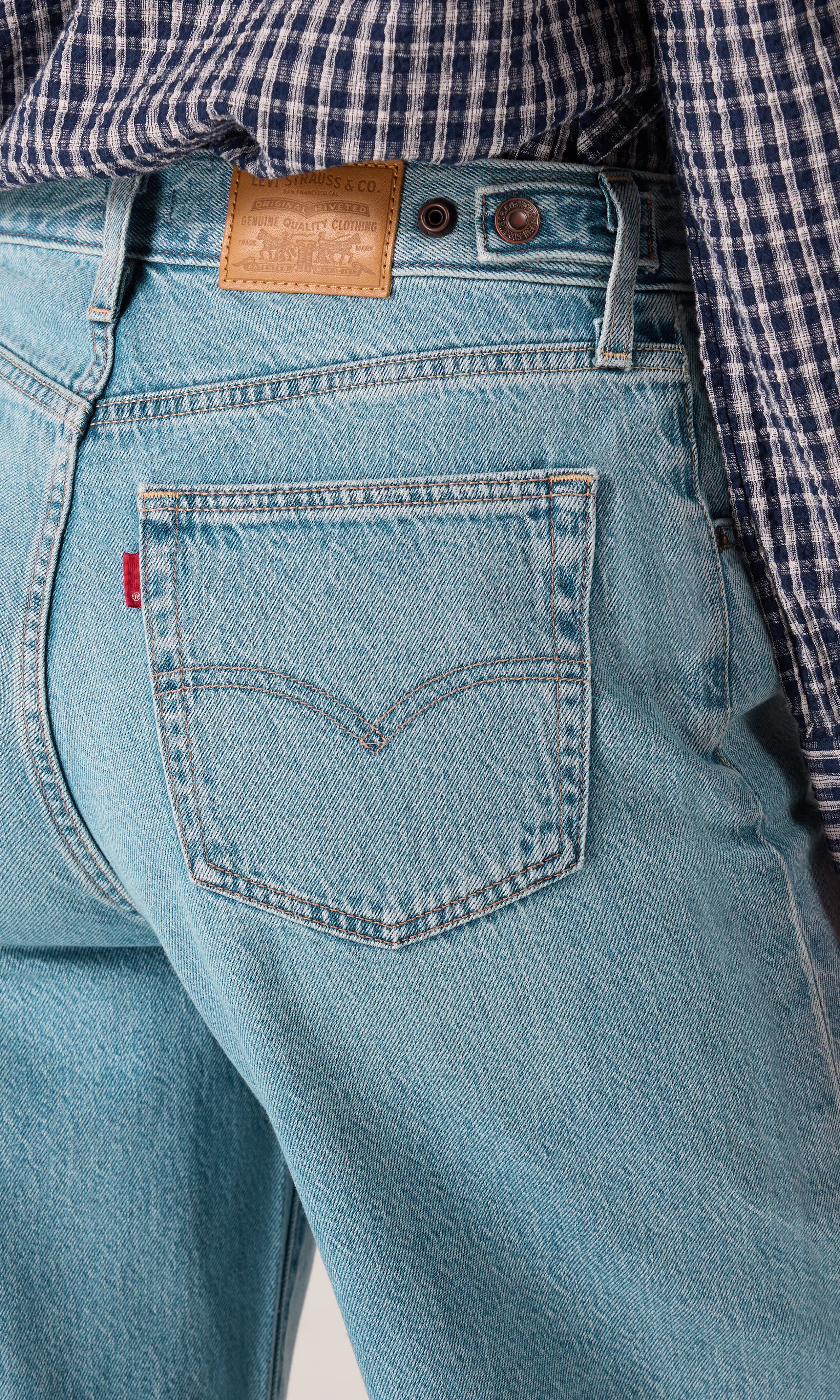 Cinch Wide Leg Lightweight Lys Blå Jeans. Detail 1. Model.