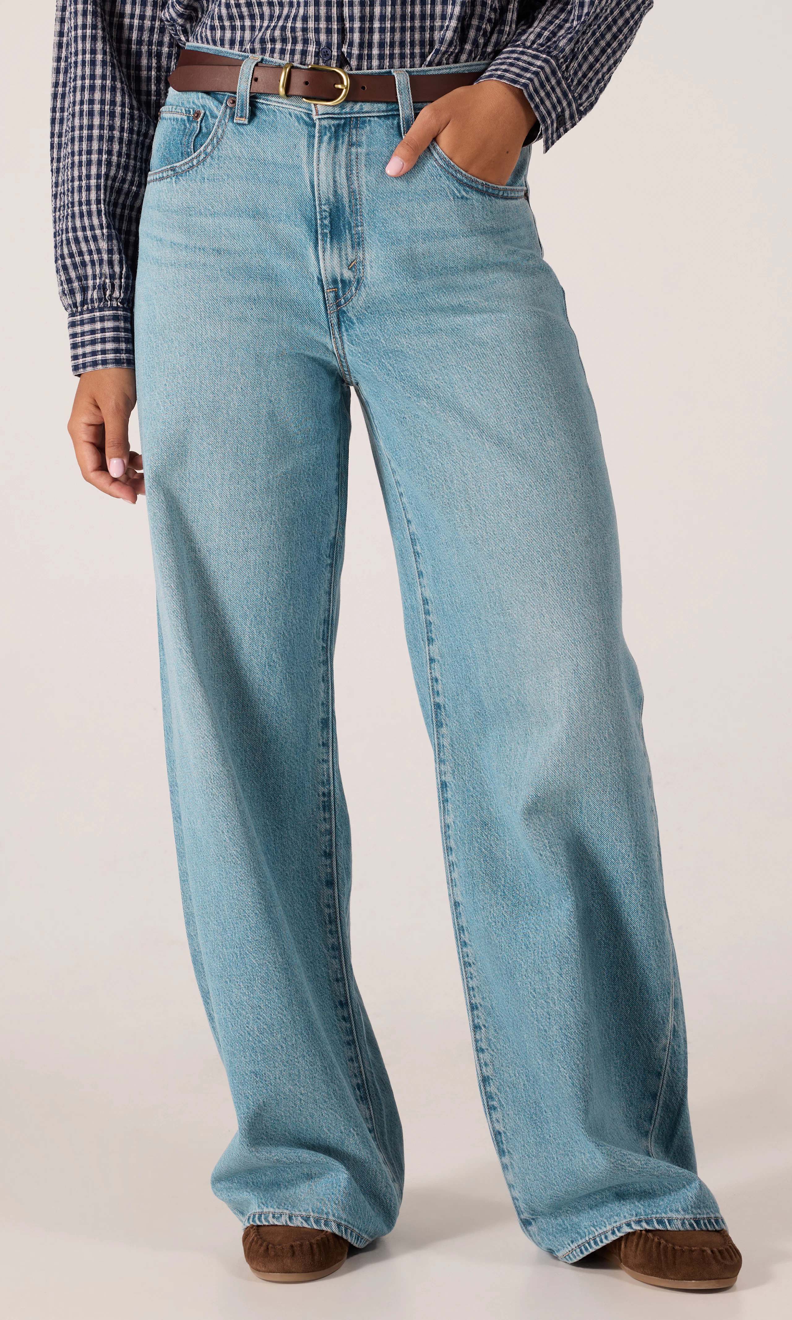 Cinch Wide Leg Lightweight Lys Blå Jeans. Front. Model.