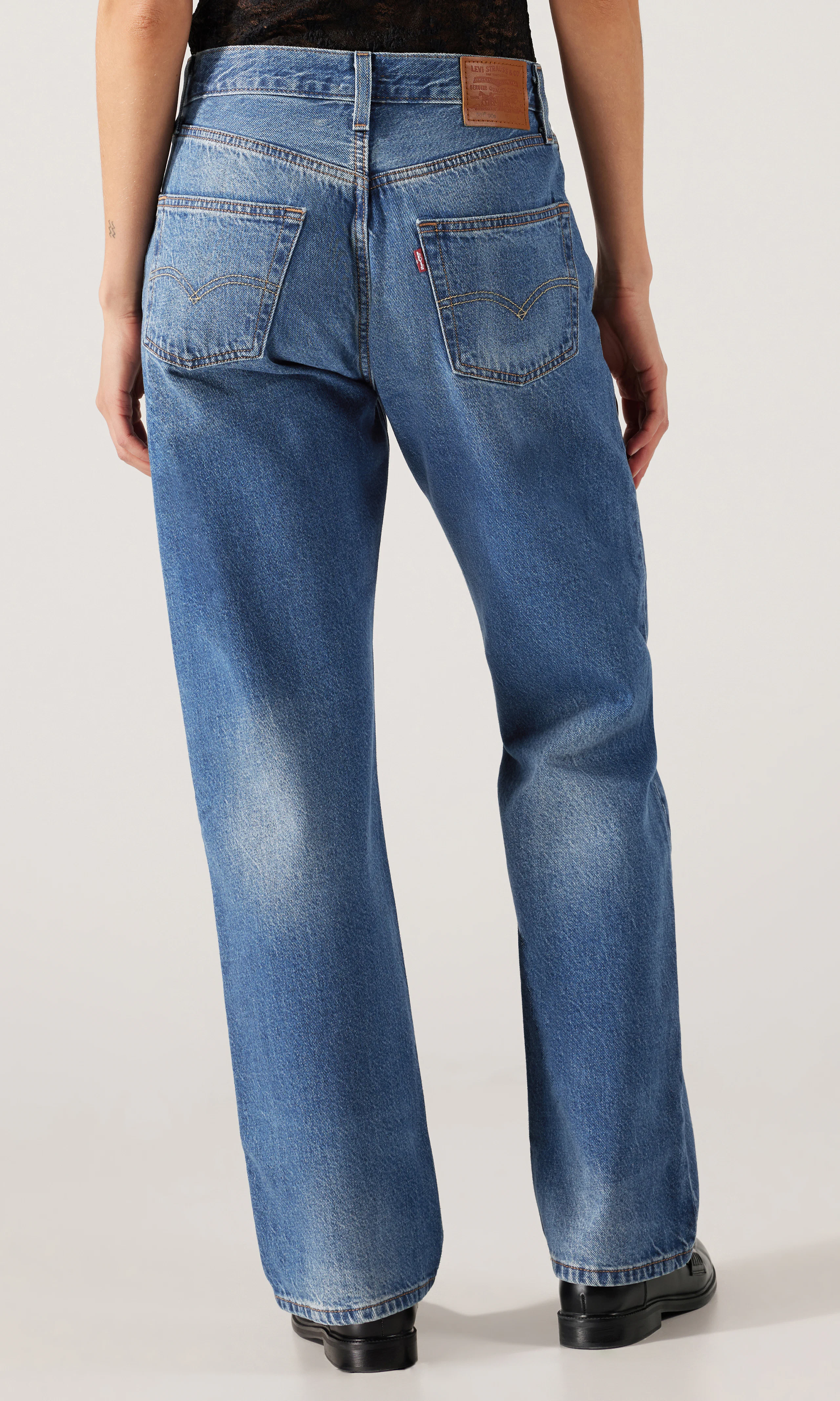 501® '90s Lightweight Medium Blå Jeans. Back. Model.