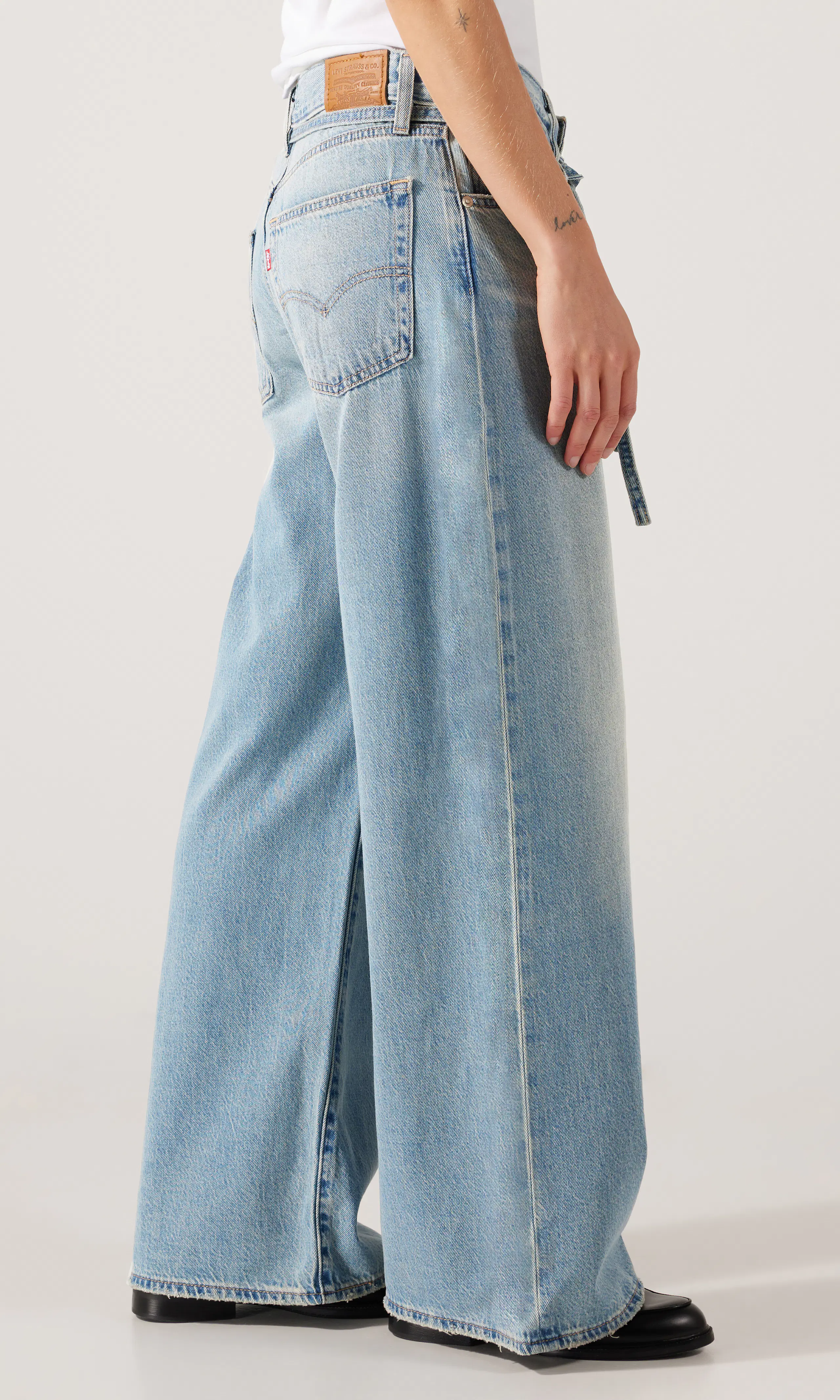 XL Straight Lightweight Ljusblå Jeans. Front 2. Model.