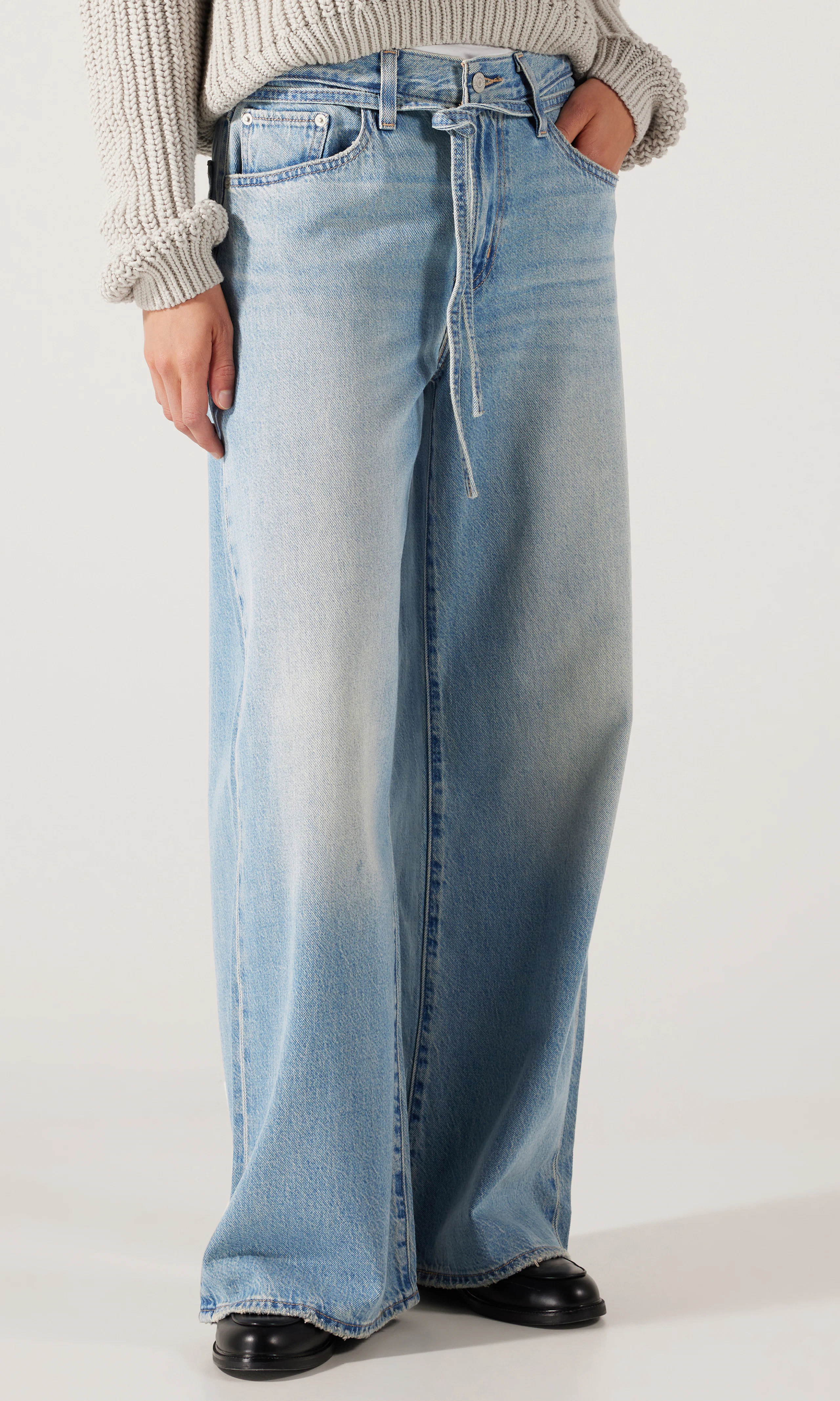 XL Straight Lightweight Ljusblå Jeans. Front. Model.