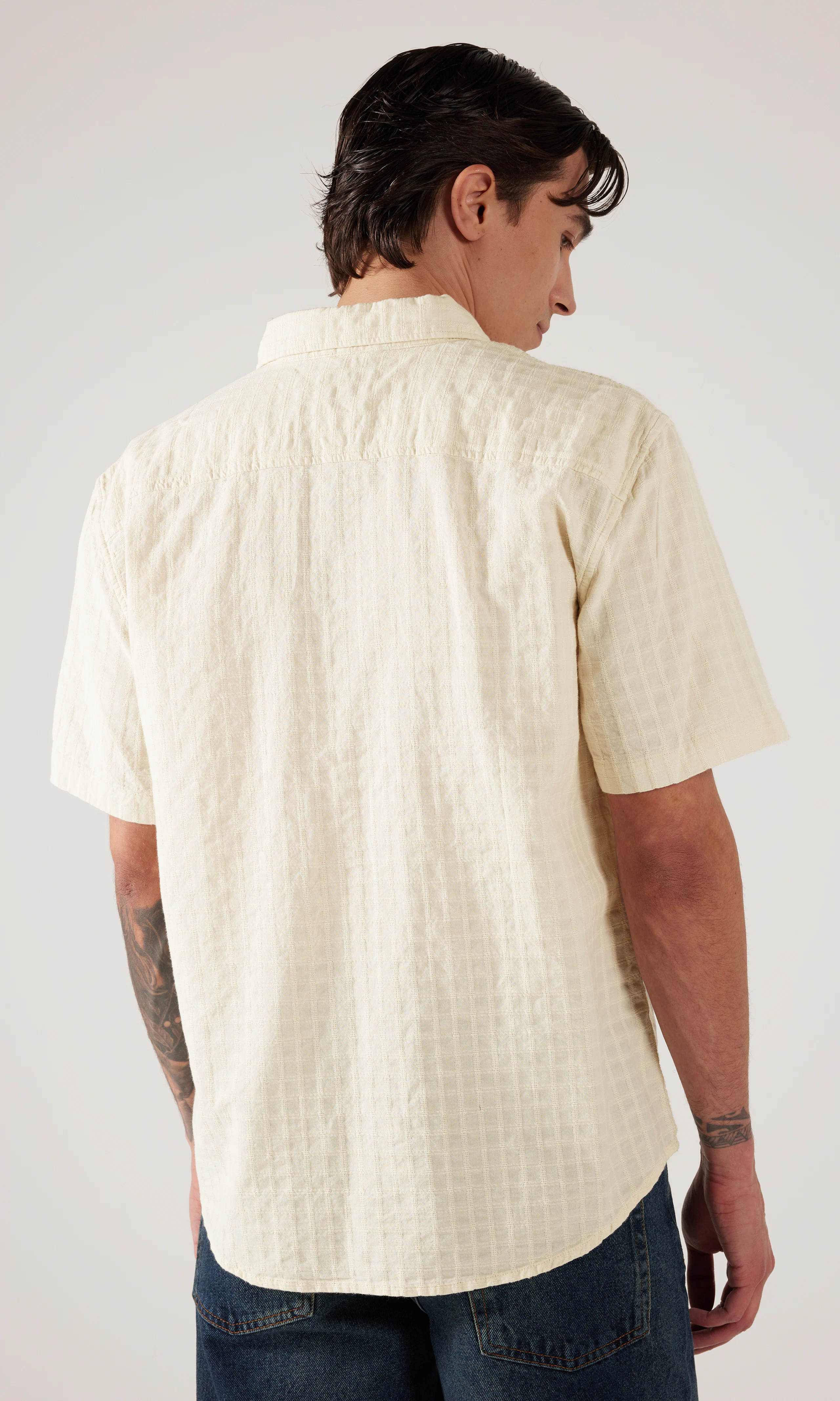 Short Sleeve Authentic Button Down Beige Skjorta. Back. Model.