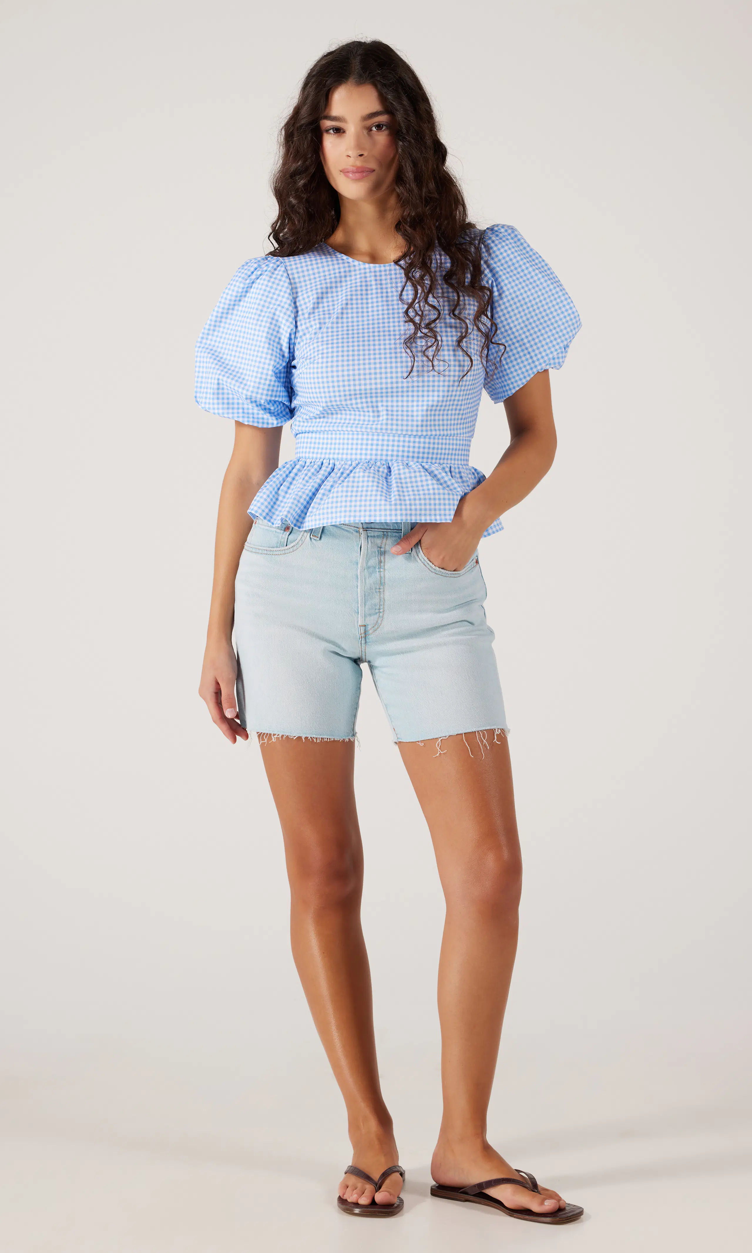 501® Original Fit Mid-Thigh Lightweight Lys Blå Shorts. Front 1. Model.