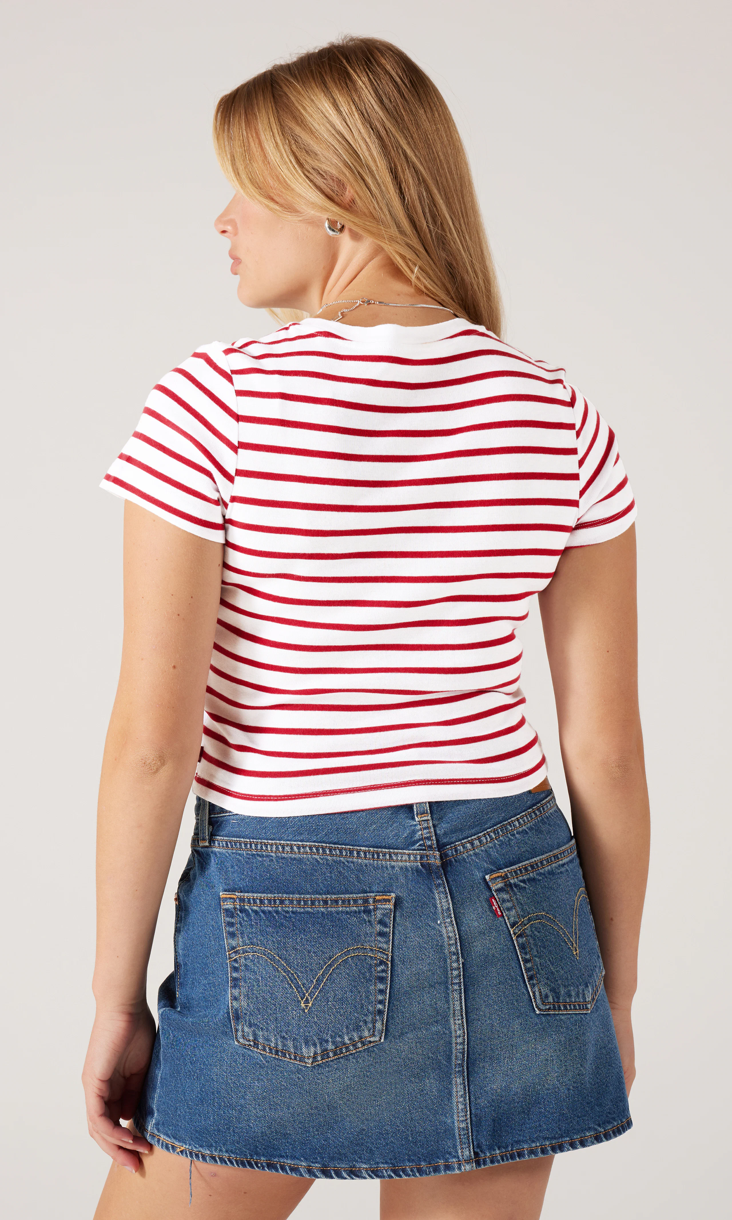 Essential Sporty Raidallinen T-Paita. Back. Model.