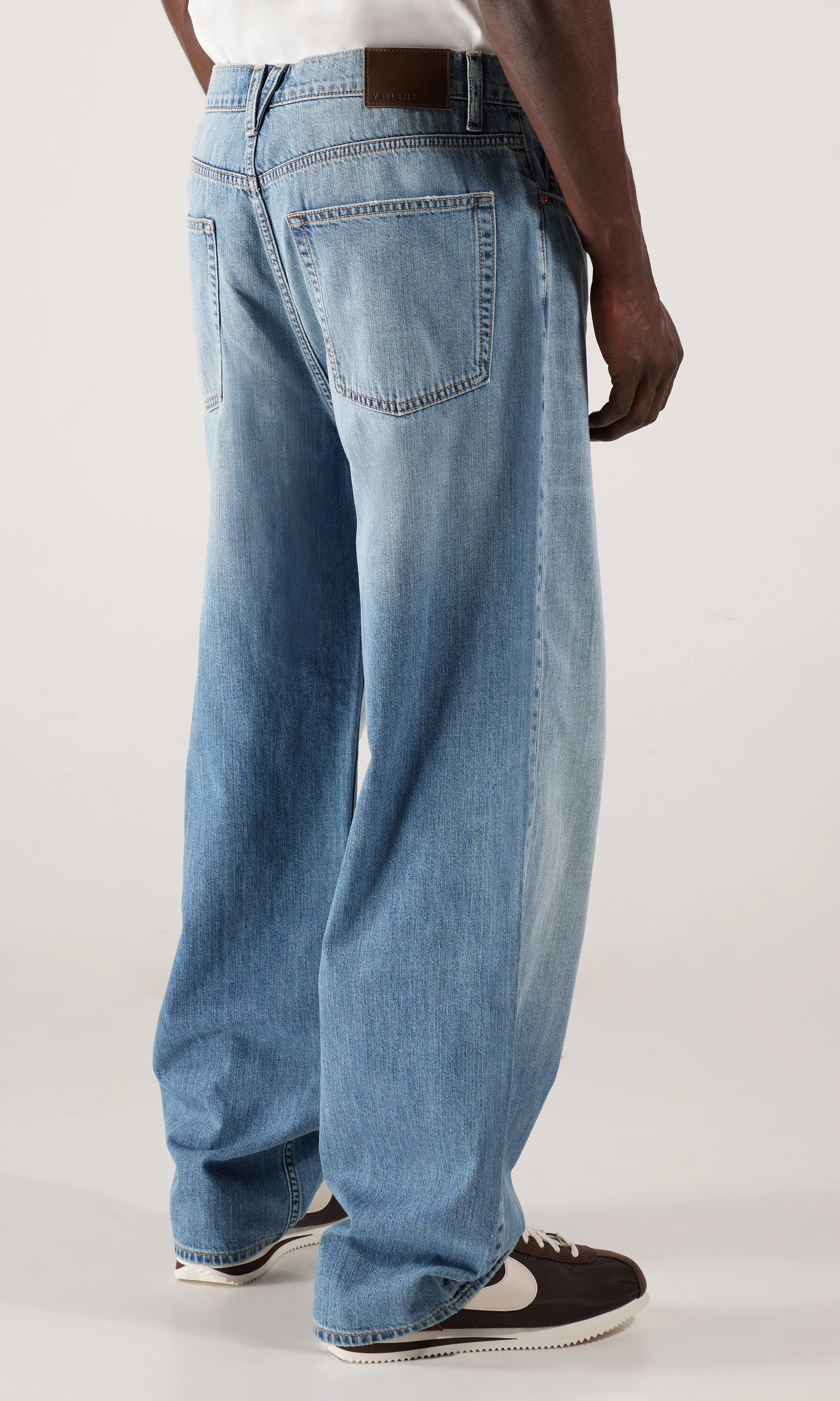 Baggy Jeans. Back. Model.