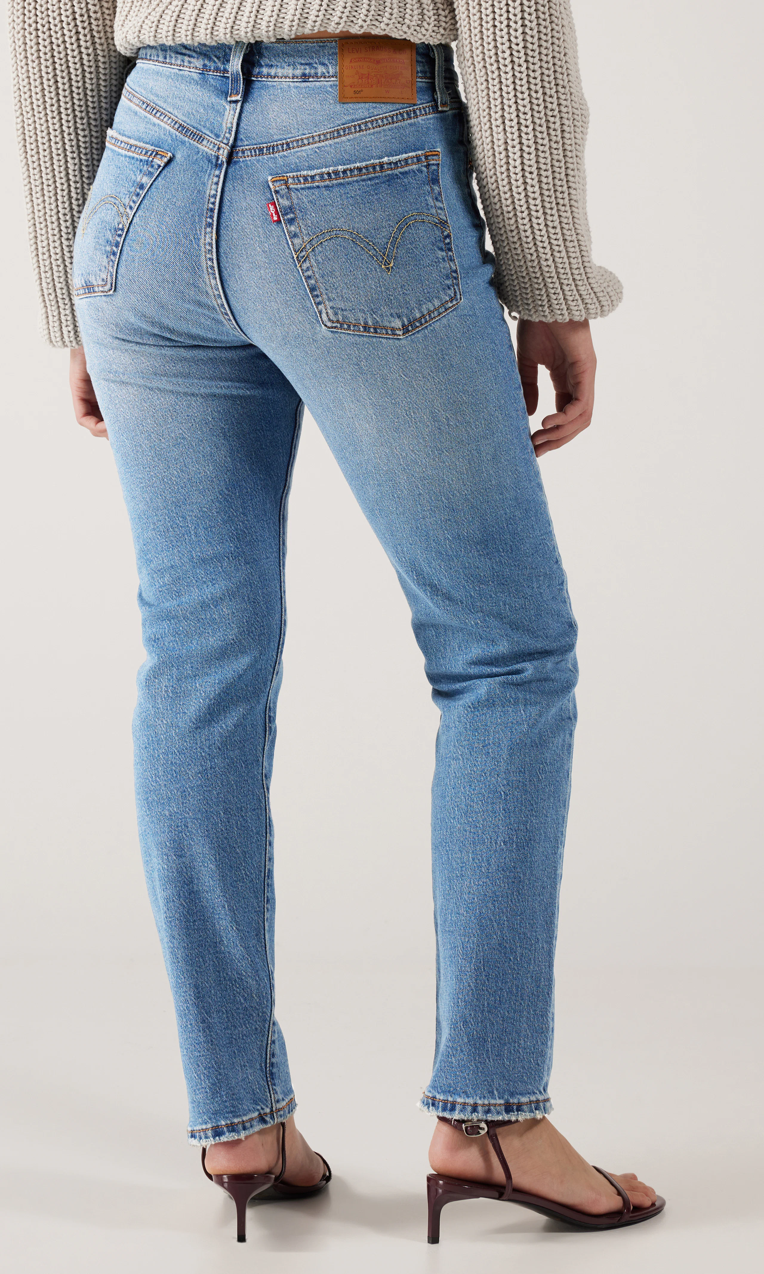 501® Crop Lightweight Lys Blå Jeans. Back. Model.