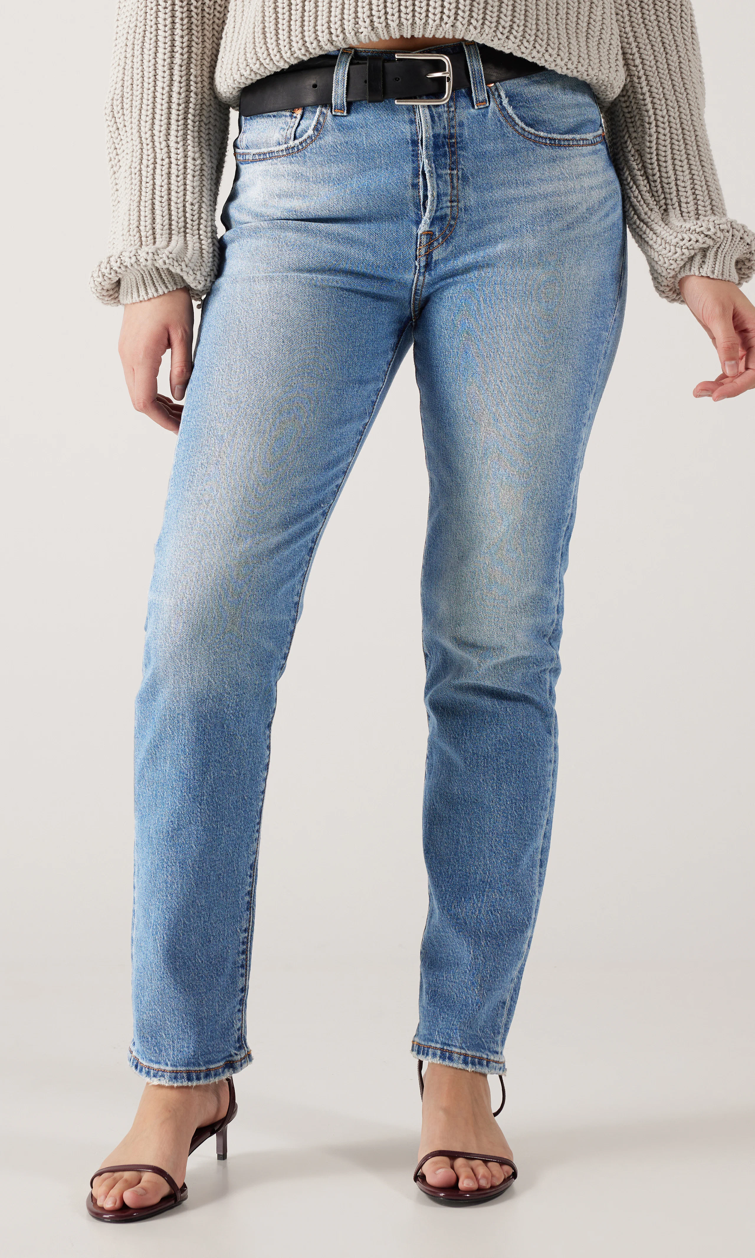 501® Crop Lightweight Lys Blå Jeans. Front. Model.