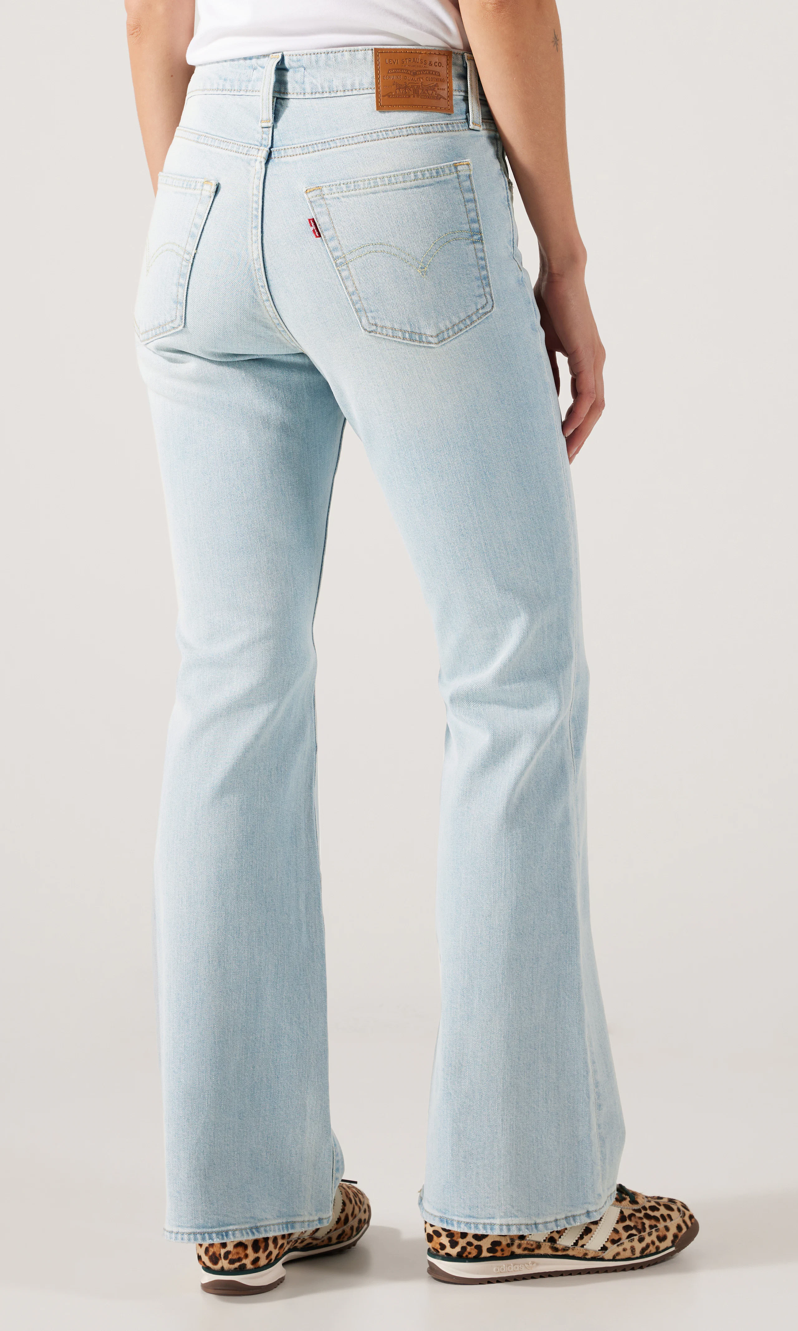 726™ High Rise Flare Ljusblå Jeans. Back. Model.