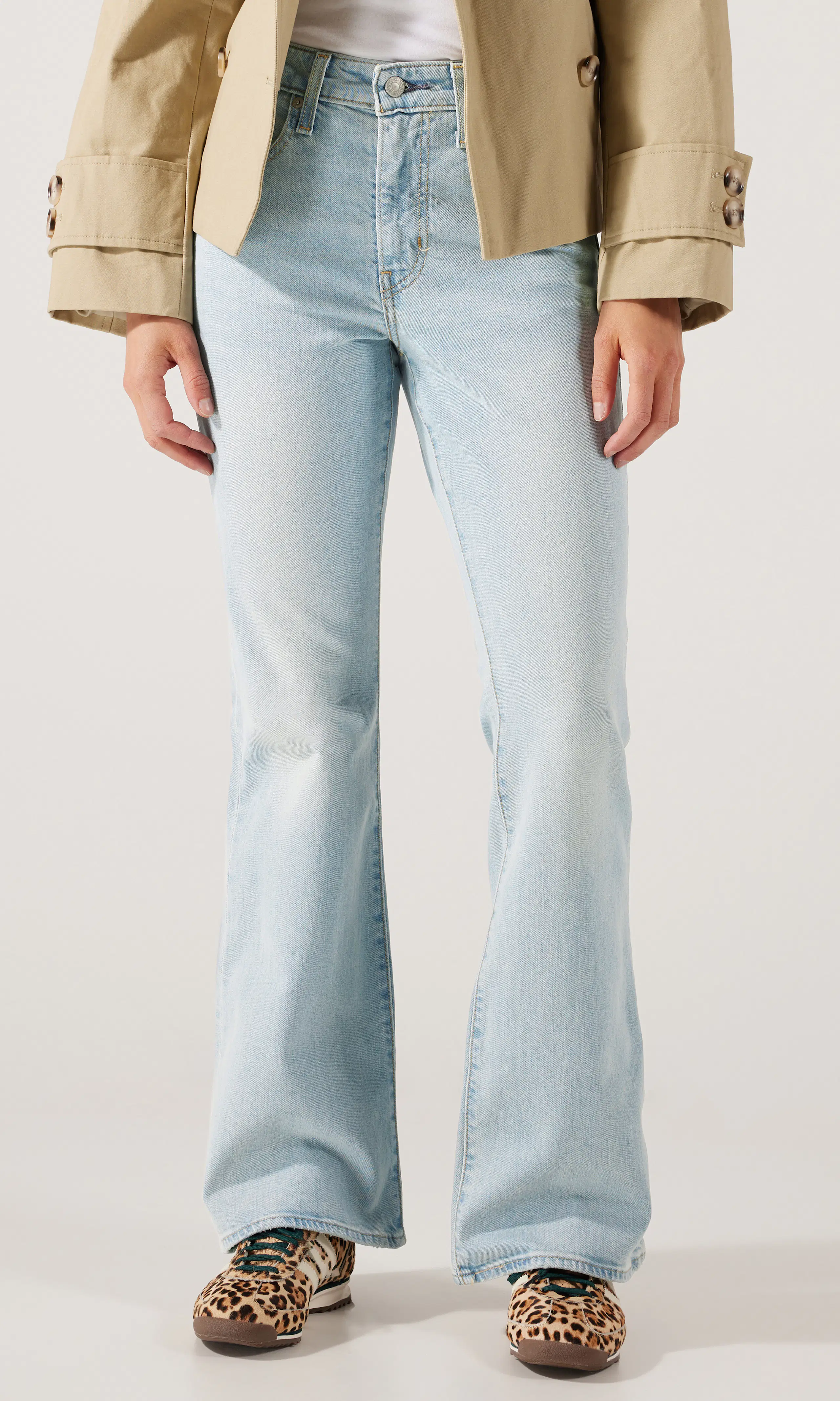 726™ High Rise Flare Ljusblå Jeans. Front. Model.