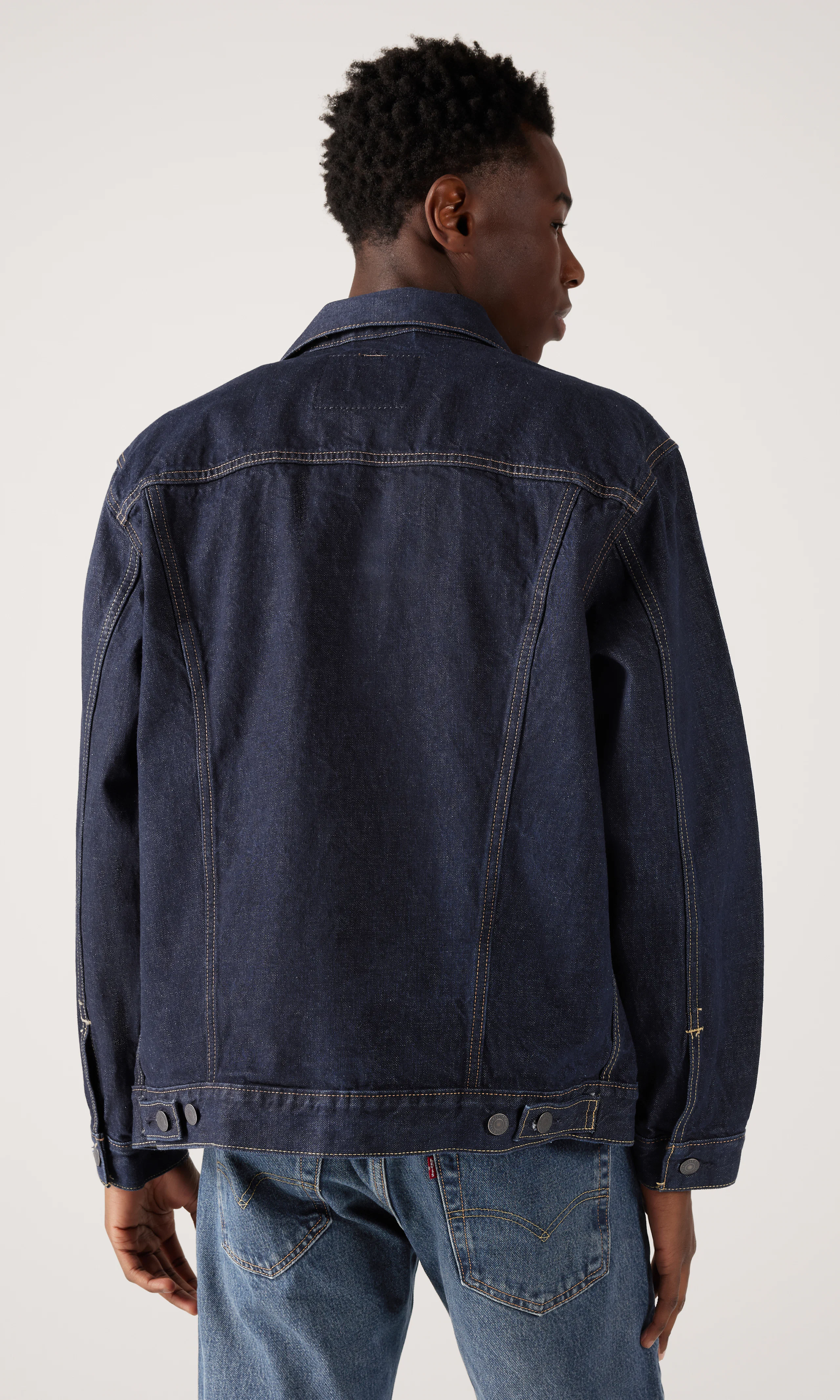 Relaxed Type III Trucker Mørk Blå Jakke. Back. Model.