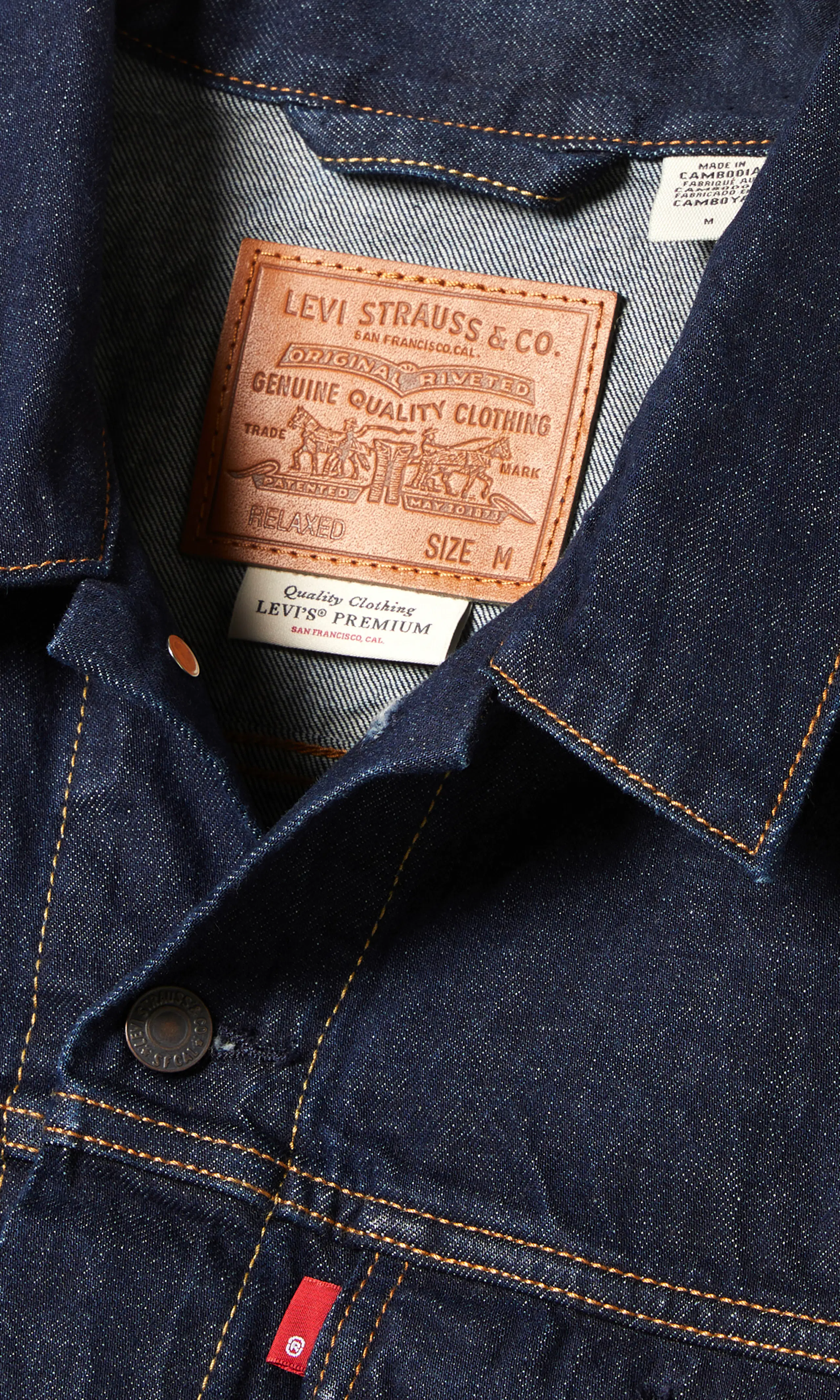 Relaxed Type III Trucker Mørk Blå Jakke. Detail 1. Flat.