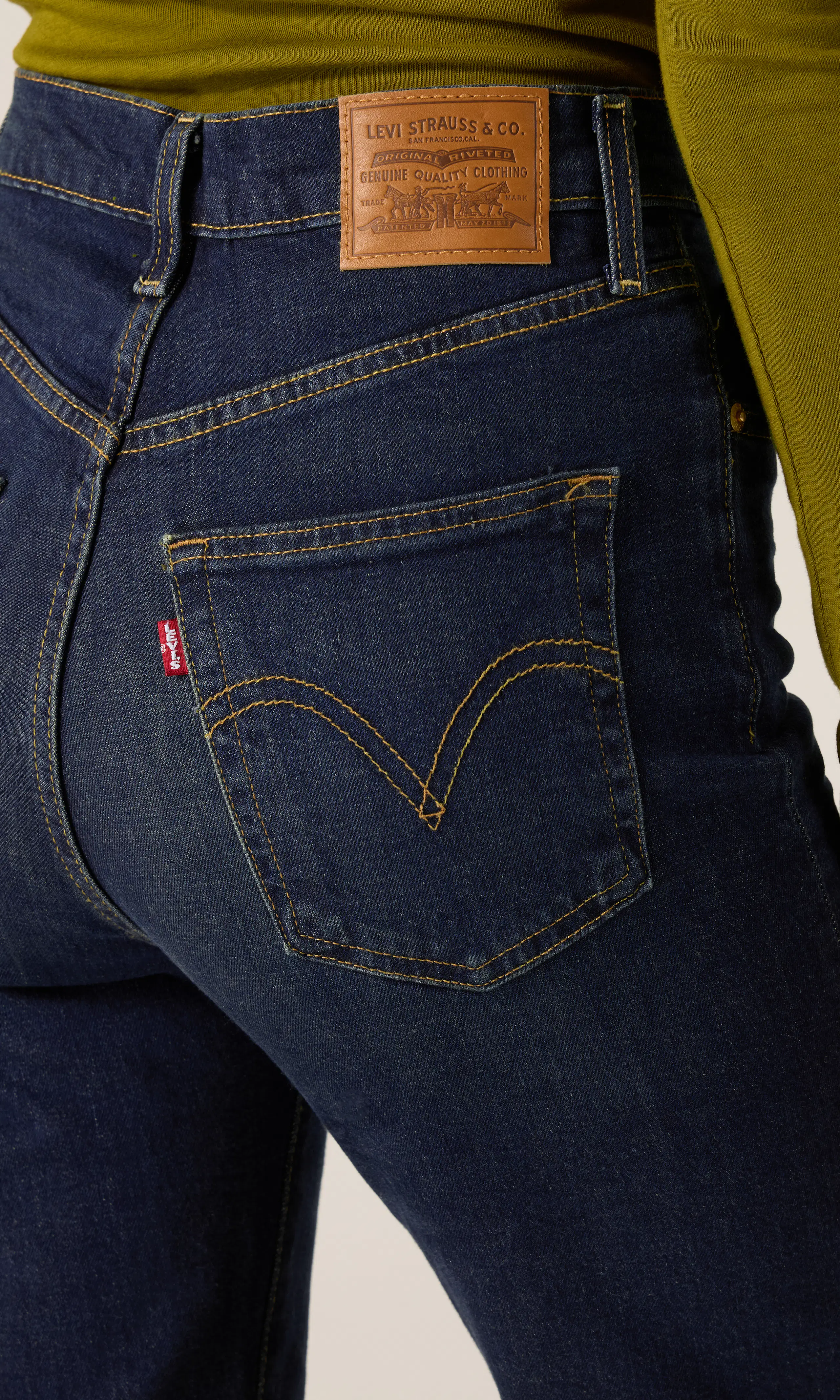 Ribcage Full Length Mörkblå Jeans. Detail 1. Model.