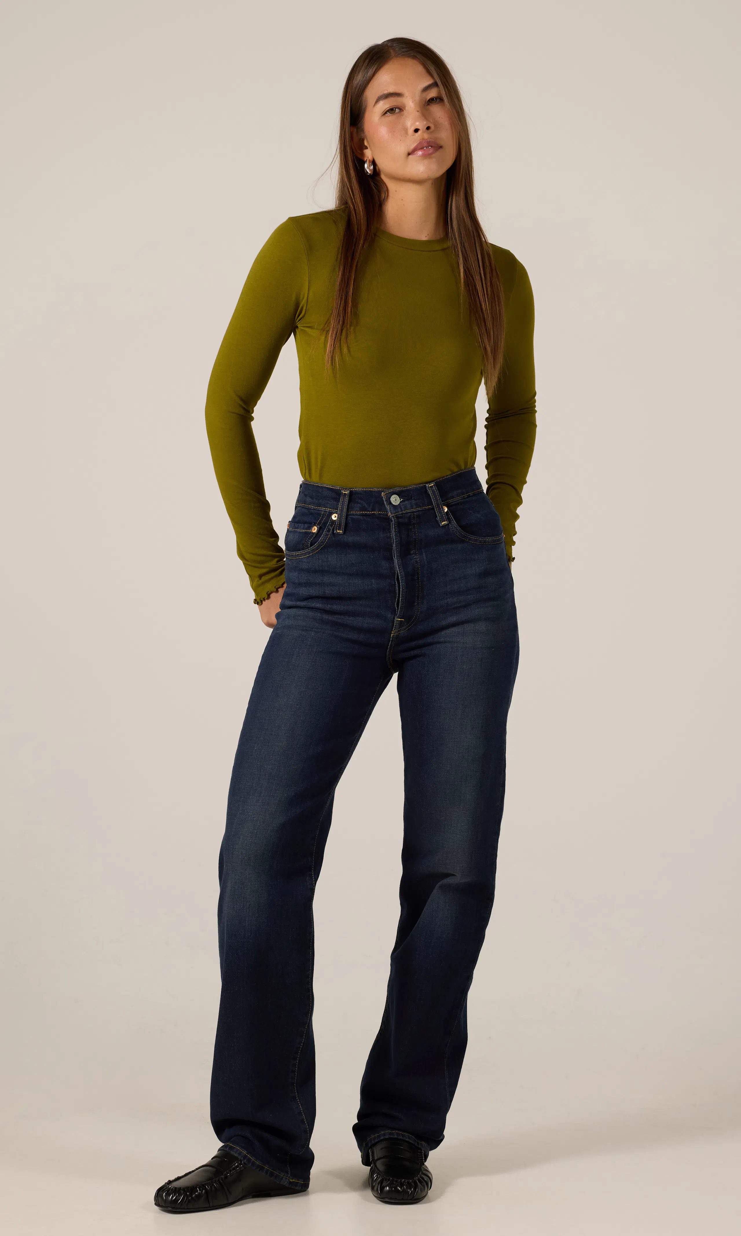 Ribcage Full Length Mörkblå Jeans. Front 1. Model.