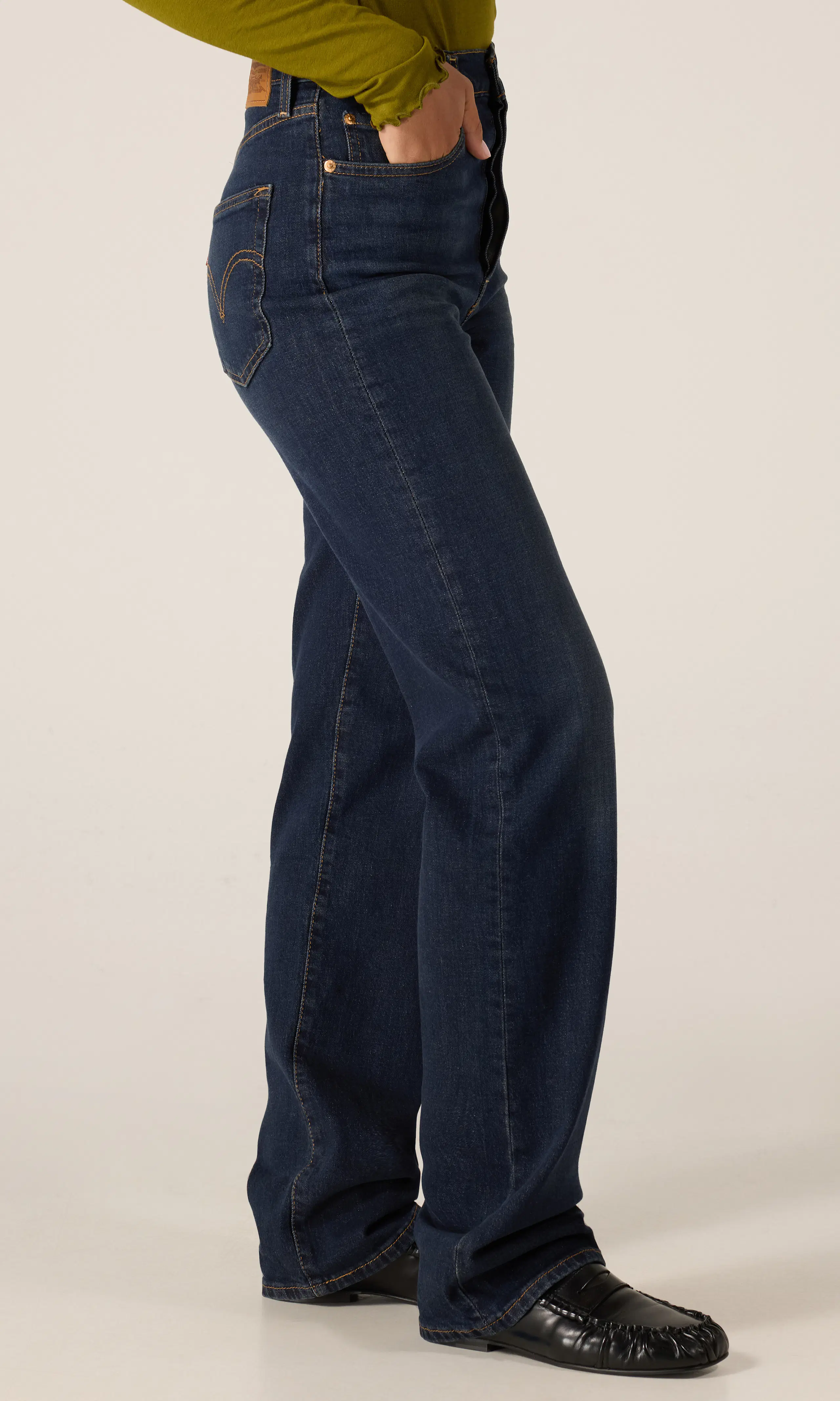 Ribcage Full Length Mörkblå Jeans. Front 2. Model.