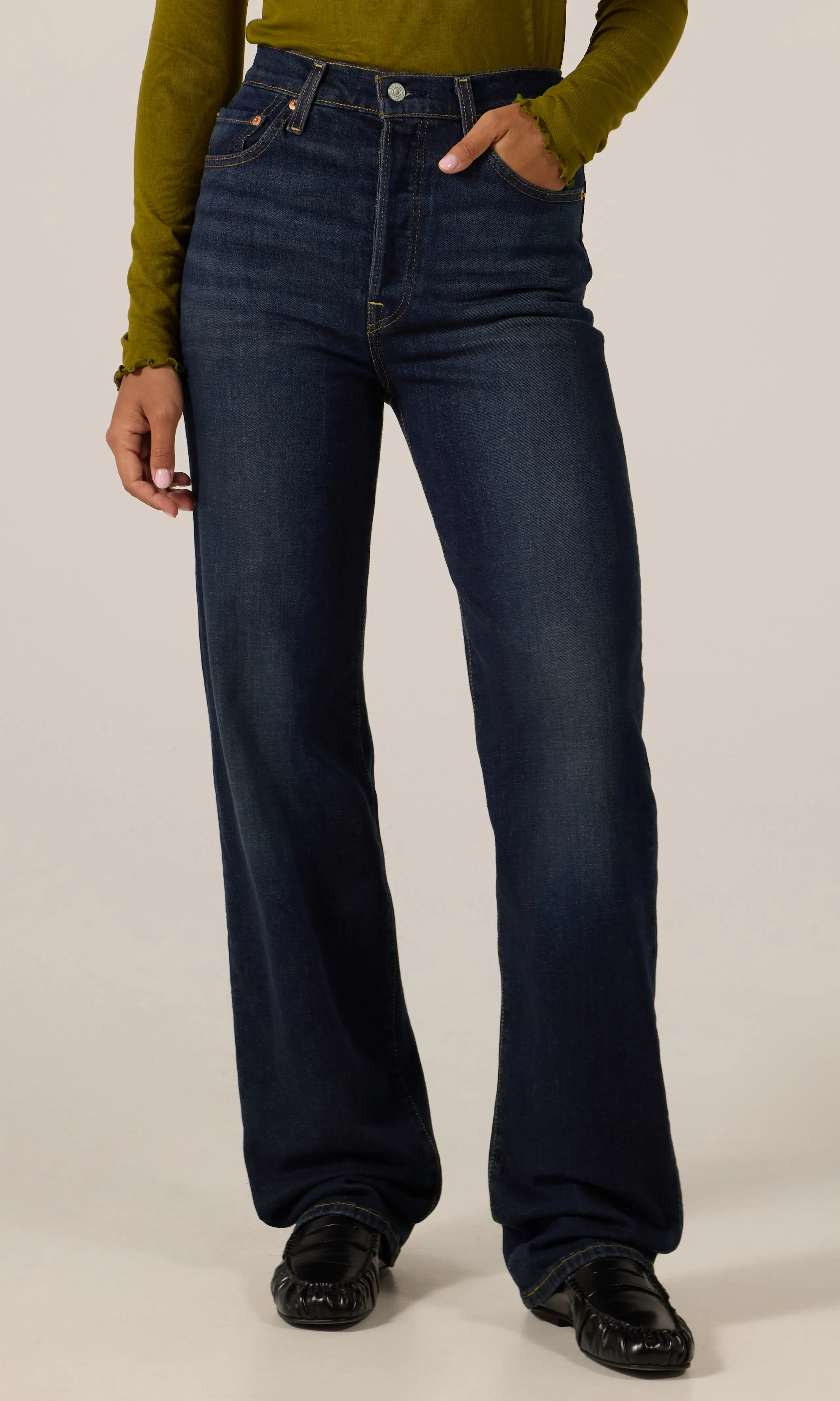 Ribcage Full Length Mörkblå Jeans. Front. Model.