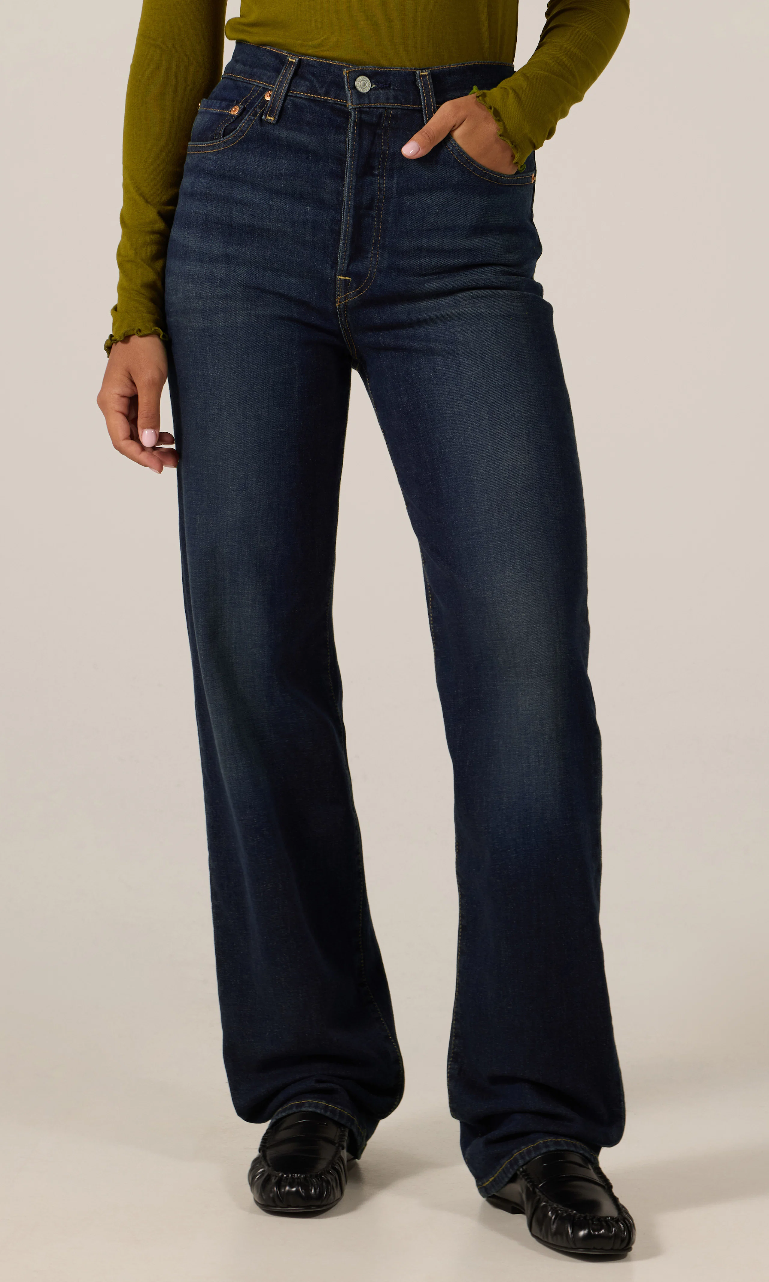 Ribcage Full Length Mörkblå Jeans. Front. Model.