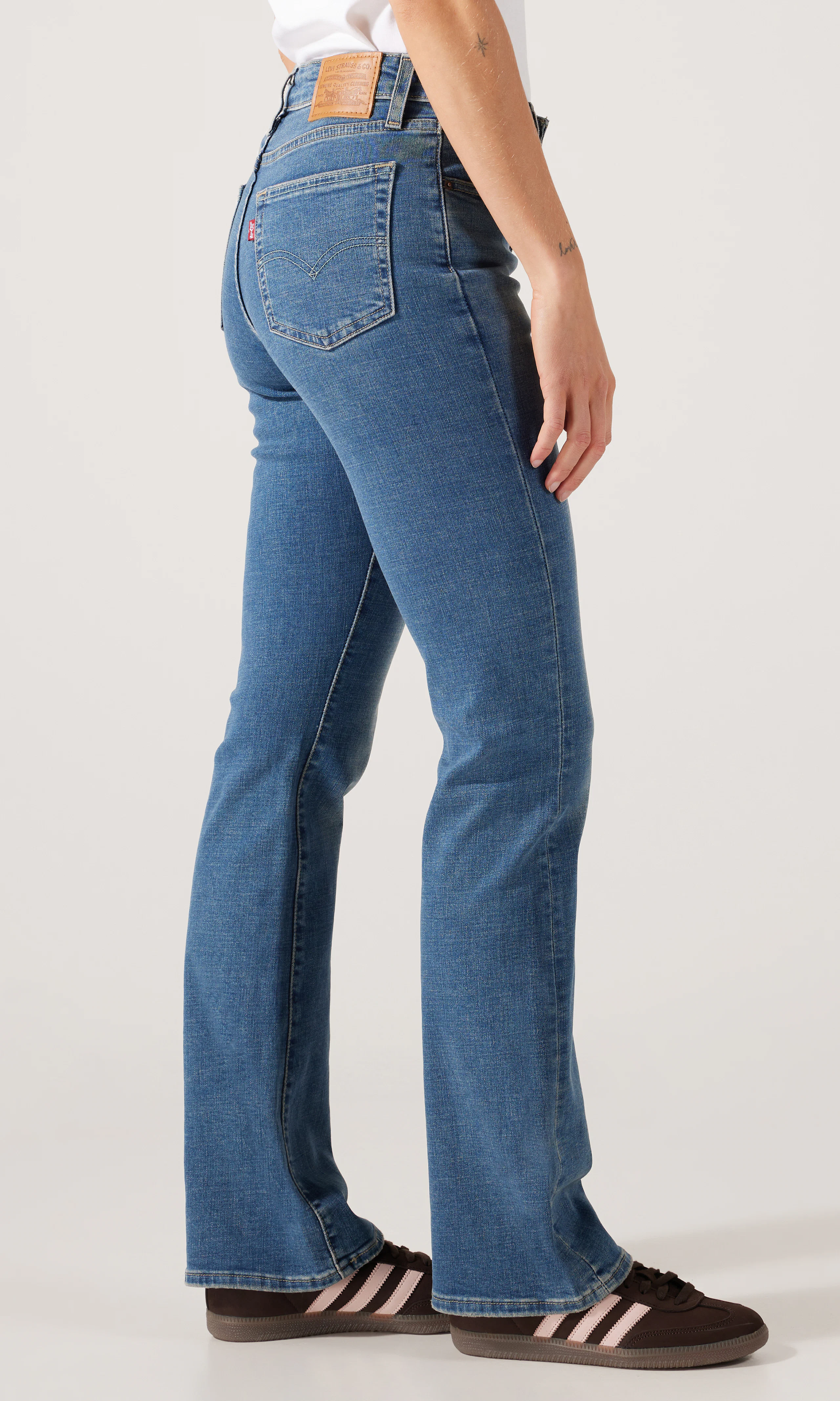 725™ High Rise Bootcut Mørk Blå Jeans. Front 2. Model.