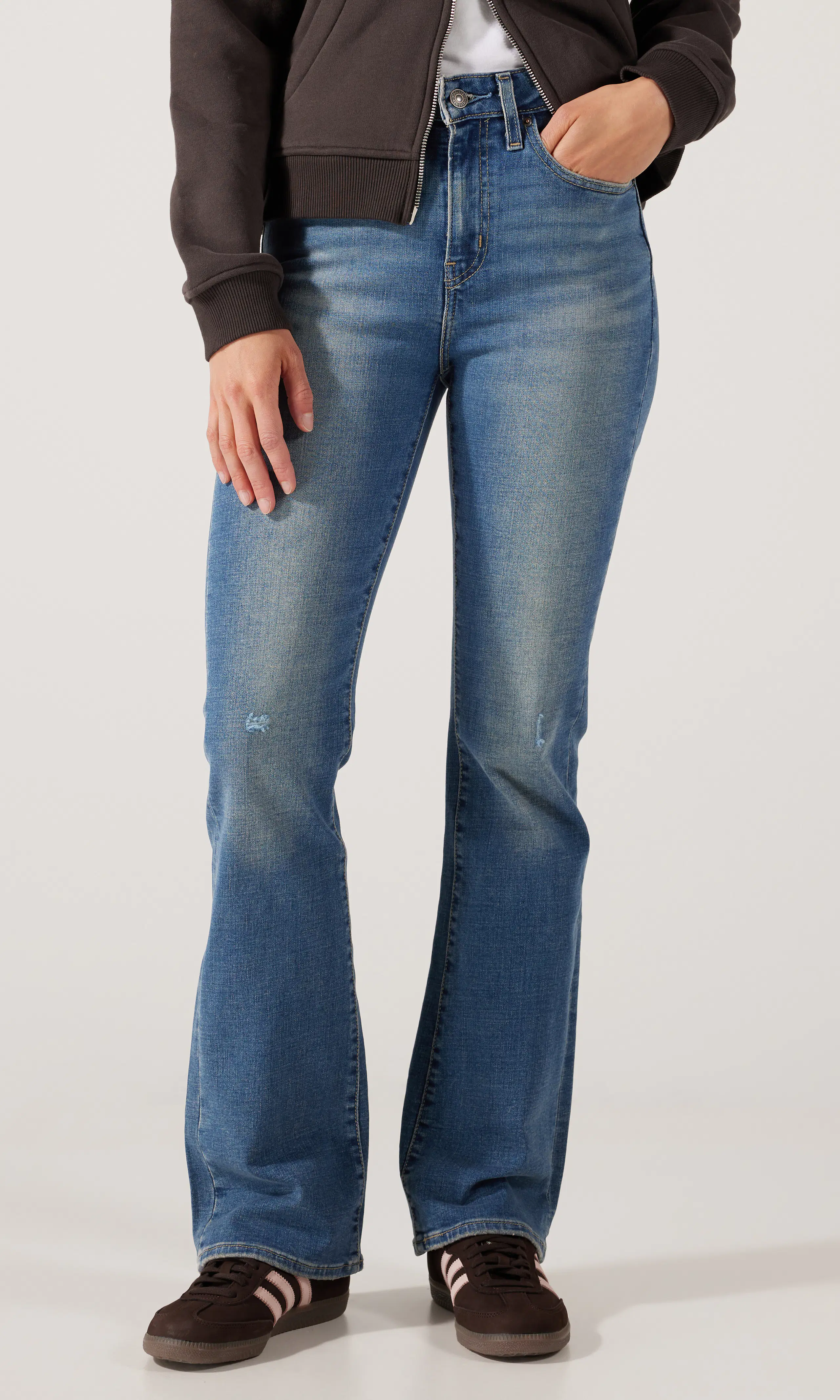 725™ High Rise Bootcut Mørk Blå Jeans. Front. Model.