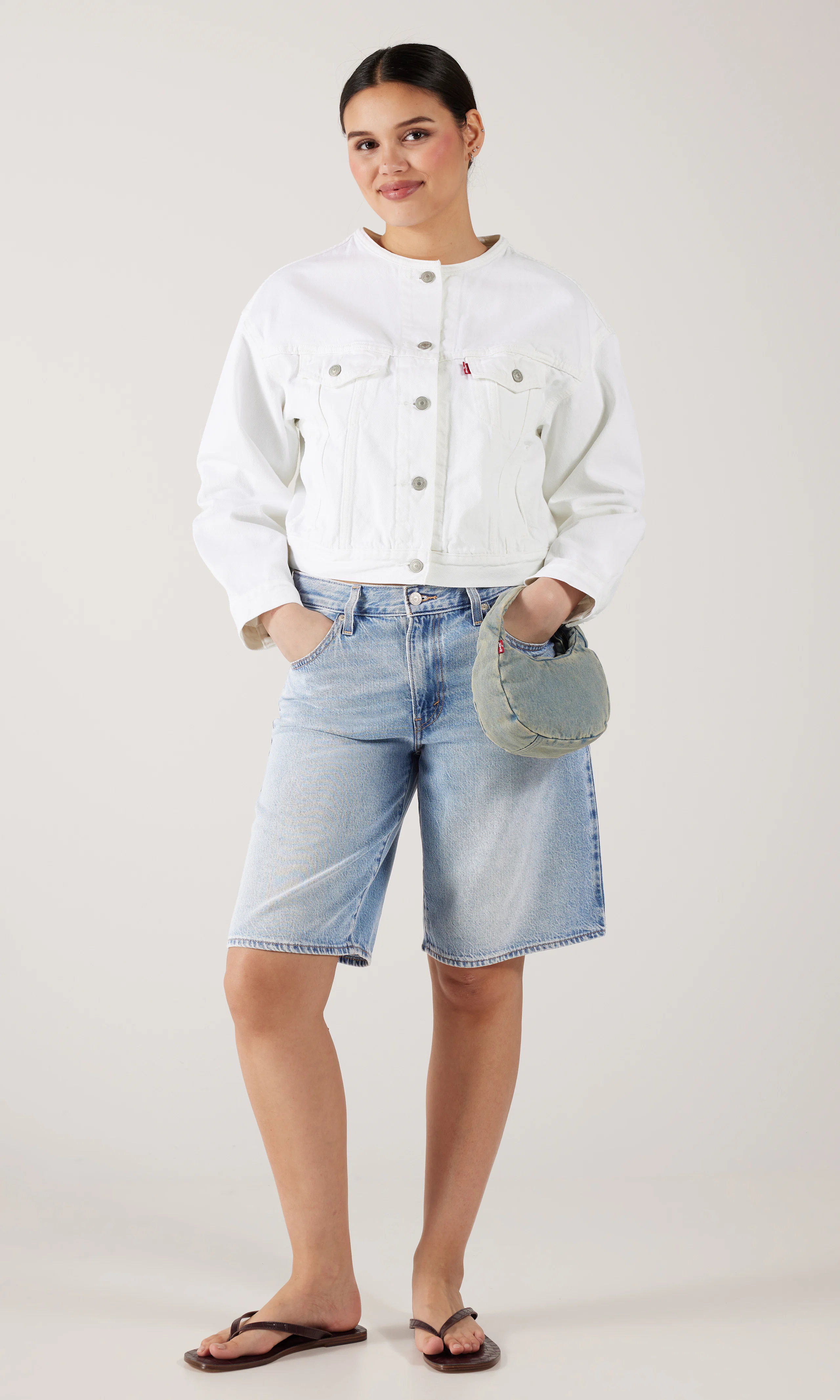 Collarless Shrunken '90s Trucker Vit Jacka. Front 1. Model.