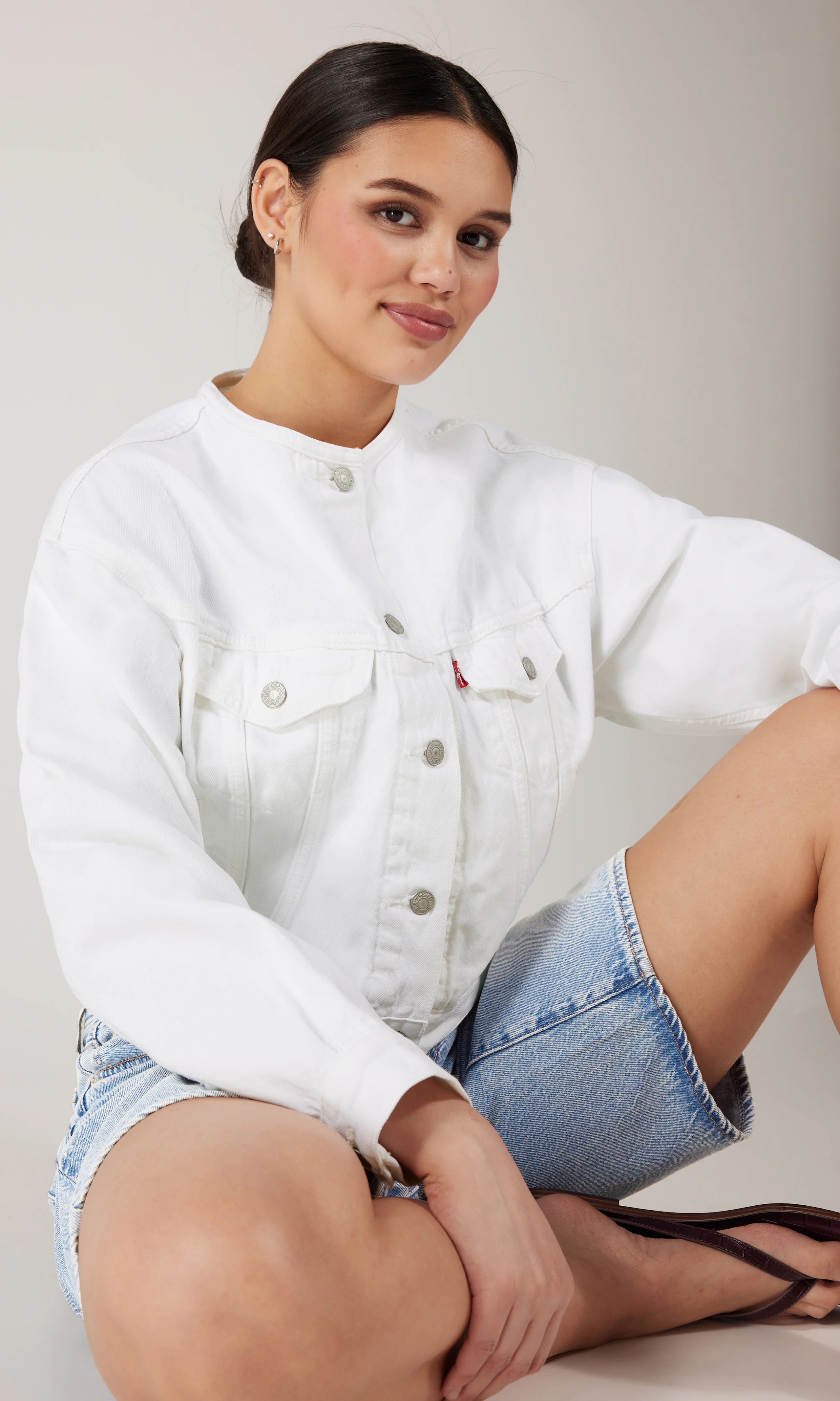 Collarless Shrunken '90s Trucker Vit Jacka. Front. Model.