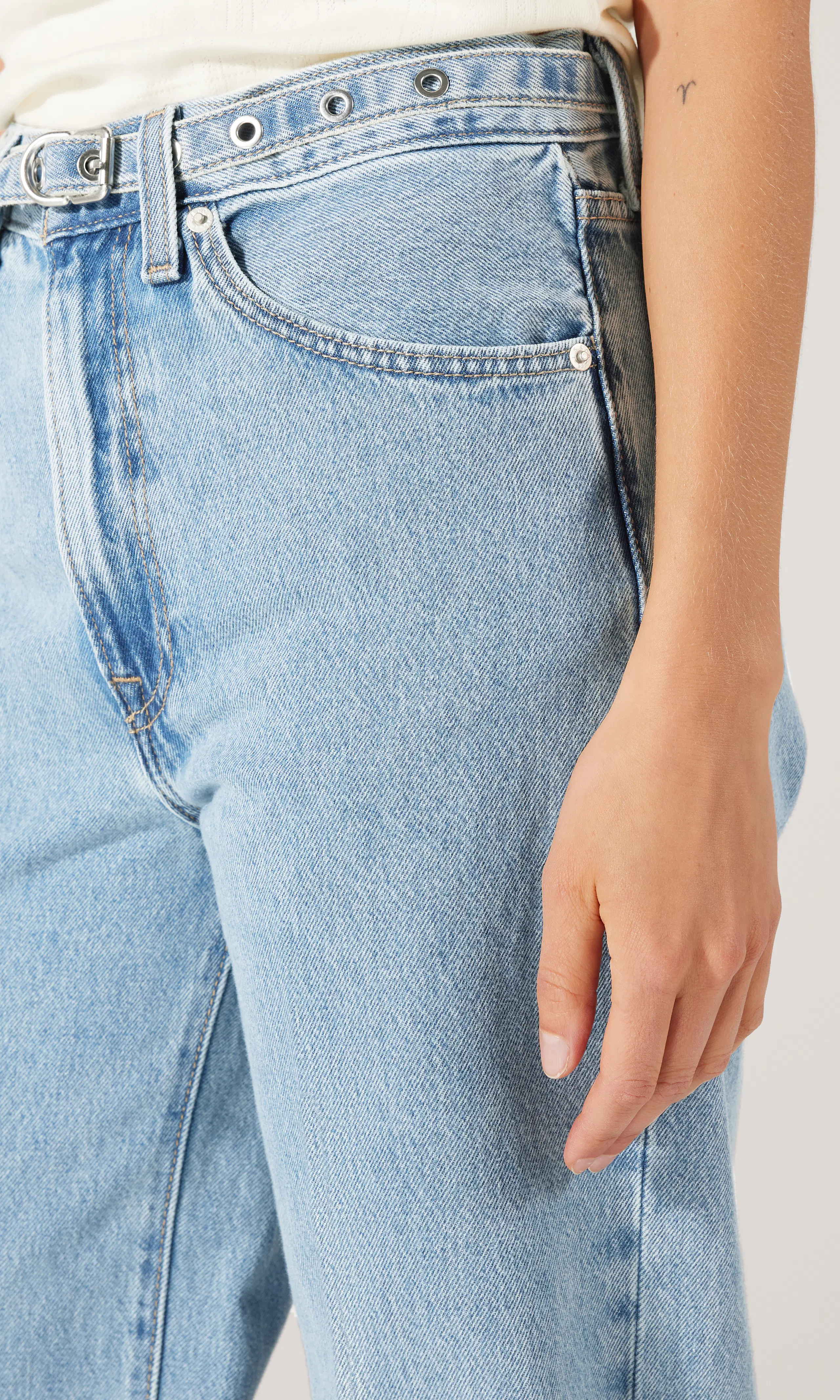 Ribcage Wide Leg Belted Lys Blå Jeans. Detail 2. Model.