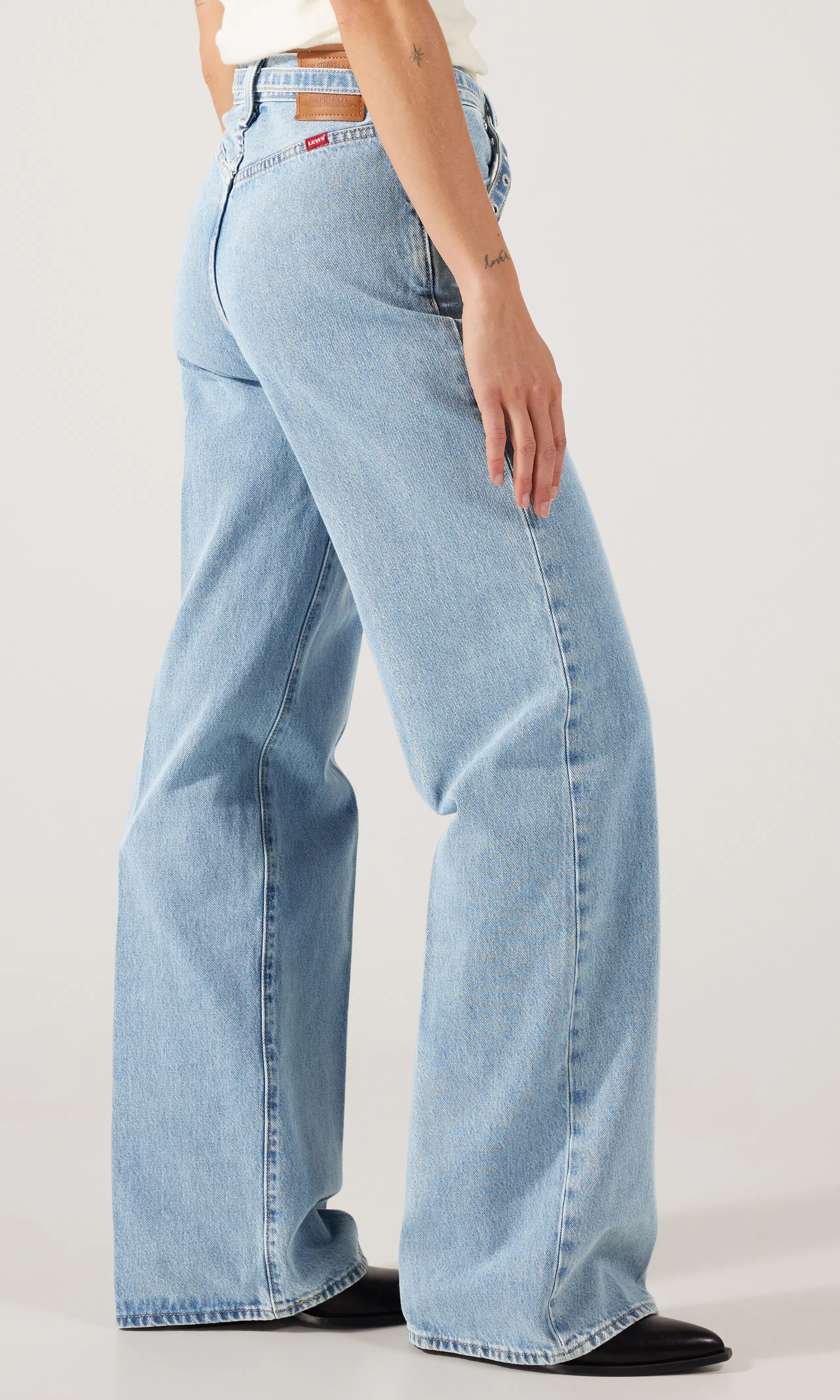 Ribcage Wide Leg Belted Lys Blå Jeans. Front 2. Model.