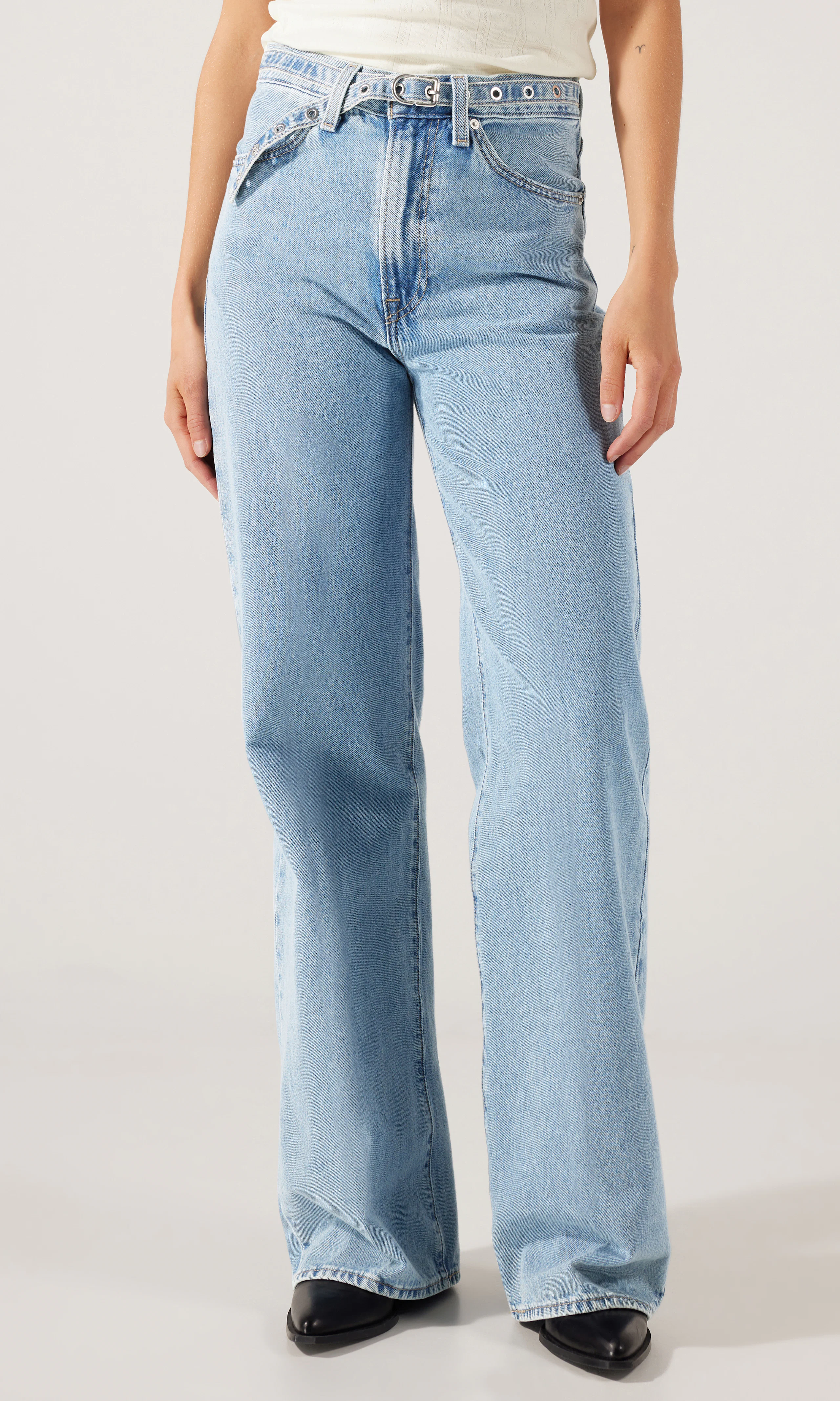 Ribcage Wide Leg Belted Lys Blå Jeans. Front. Model.