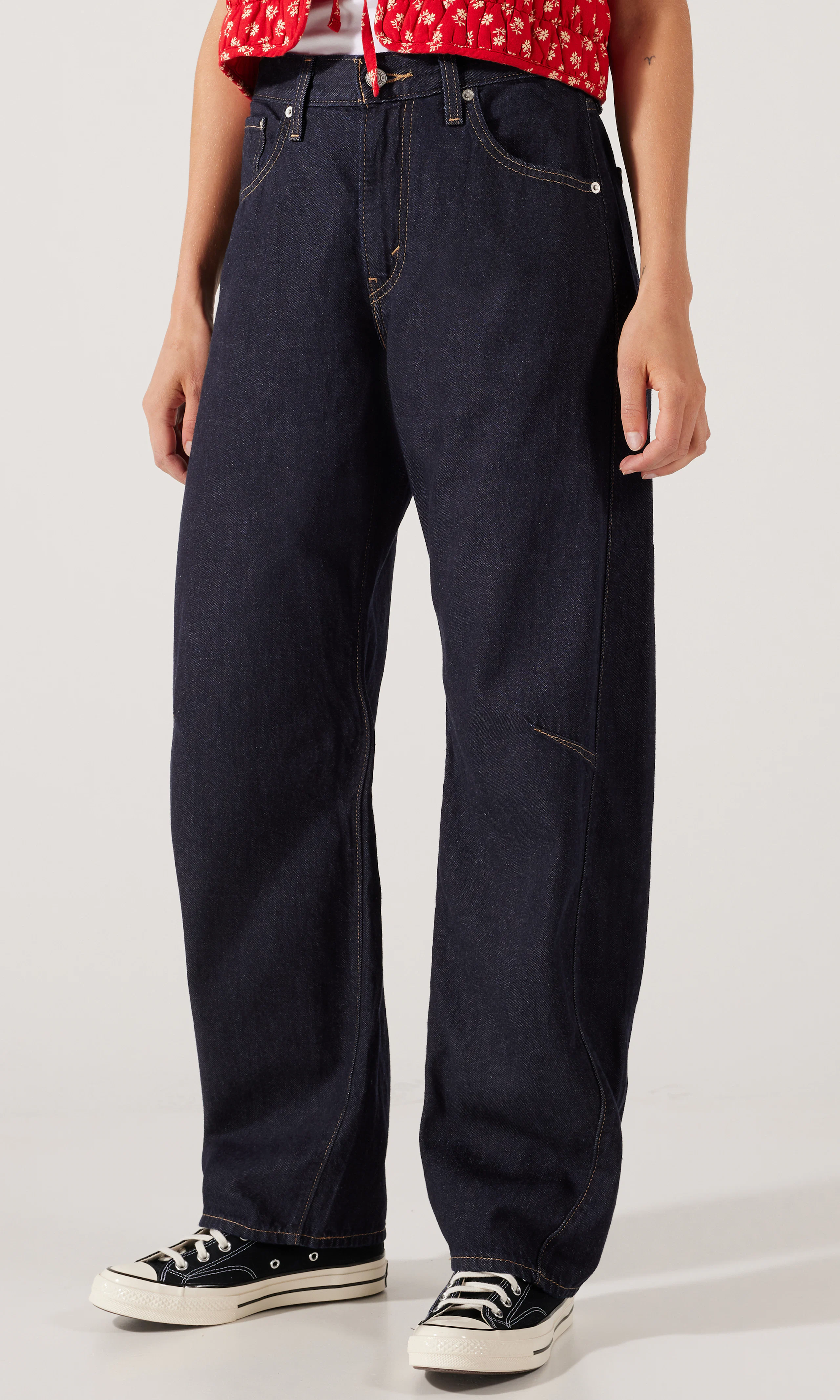 Cinch Barrel Mörkblå Jeans. Front. Model.