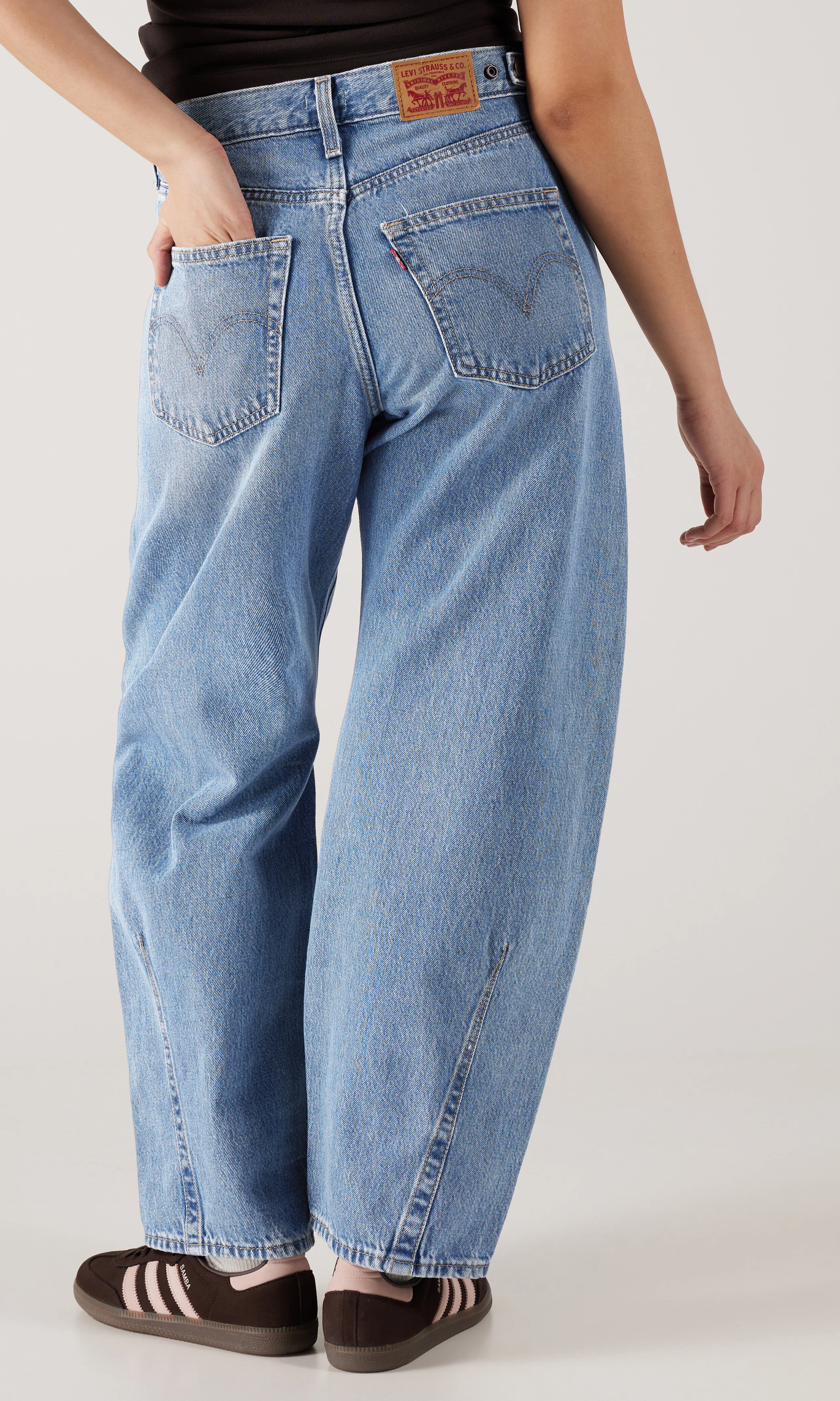 Cinch Barrel Lys Blå Jeans. Back. Model.