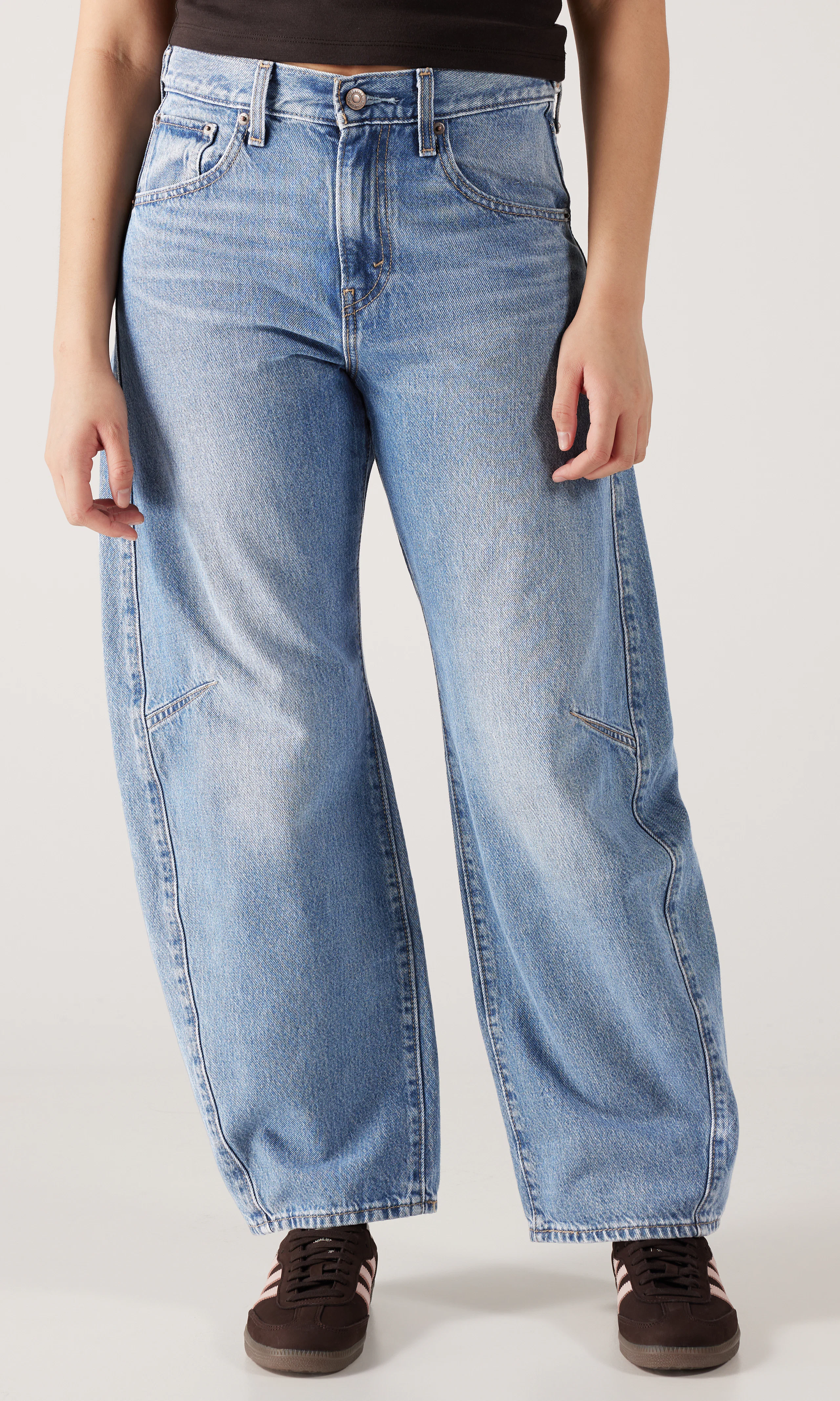 Cinch Barrel Lys Blå Jeans. Front. Model.
