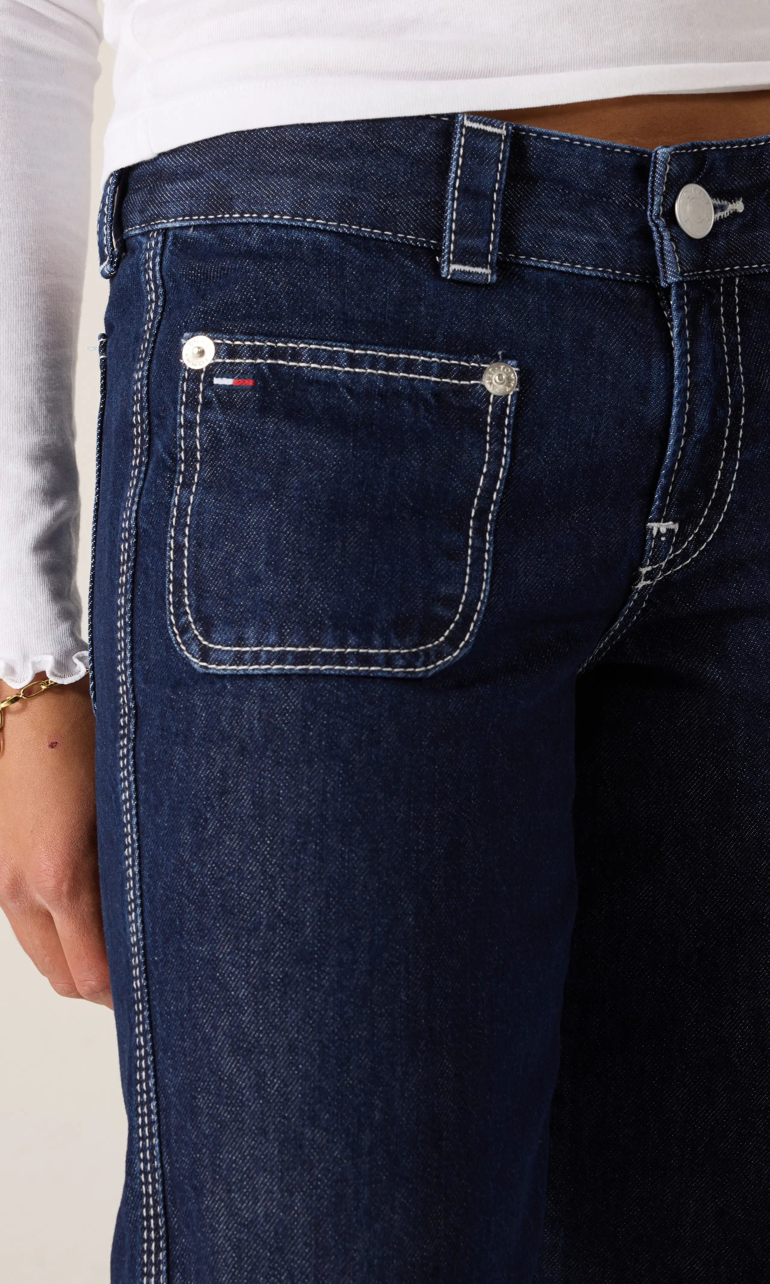 Low Bootcut Sailor Mörkblå Jeans. Detail 2. Model.