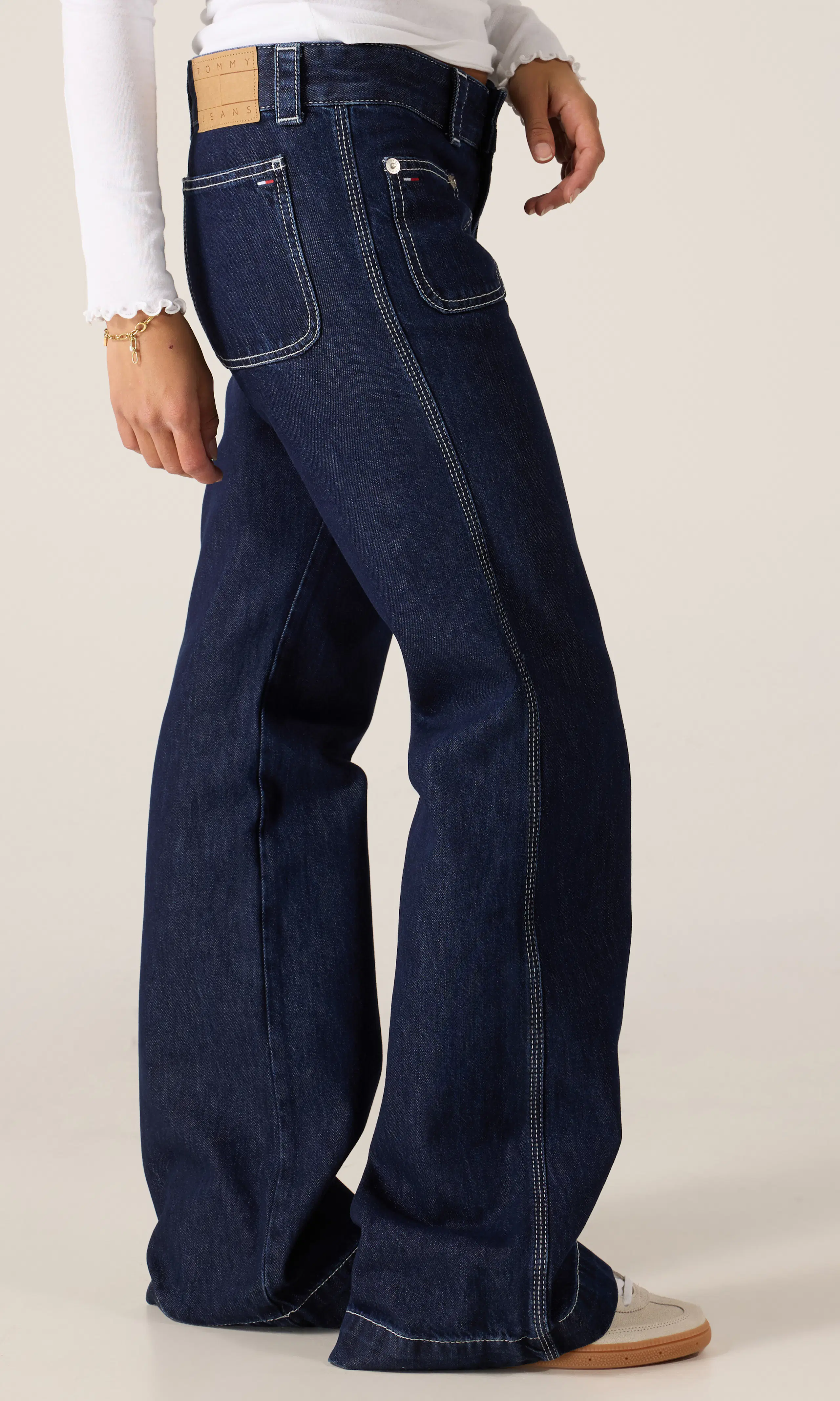 Low Bootcut Sailor Mörkblå Jeans. Front 2. Model.