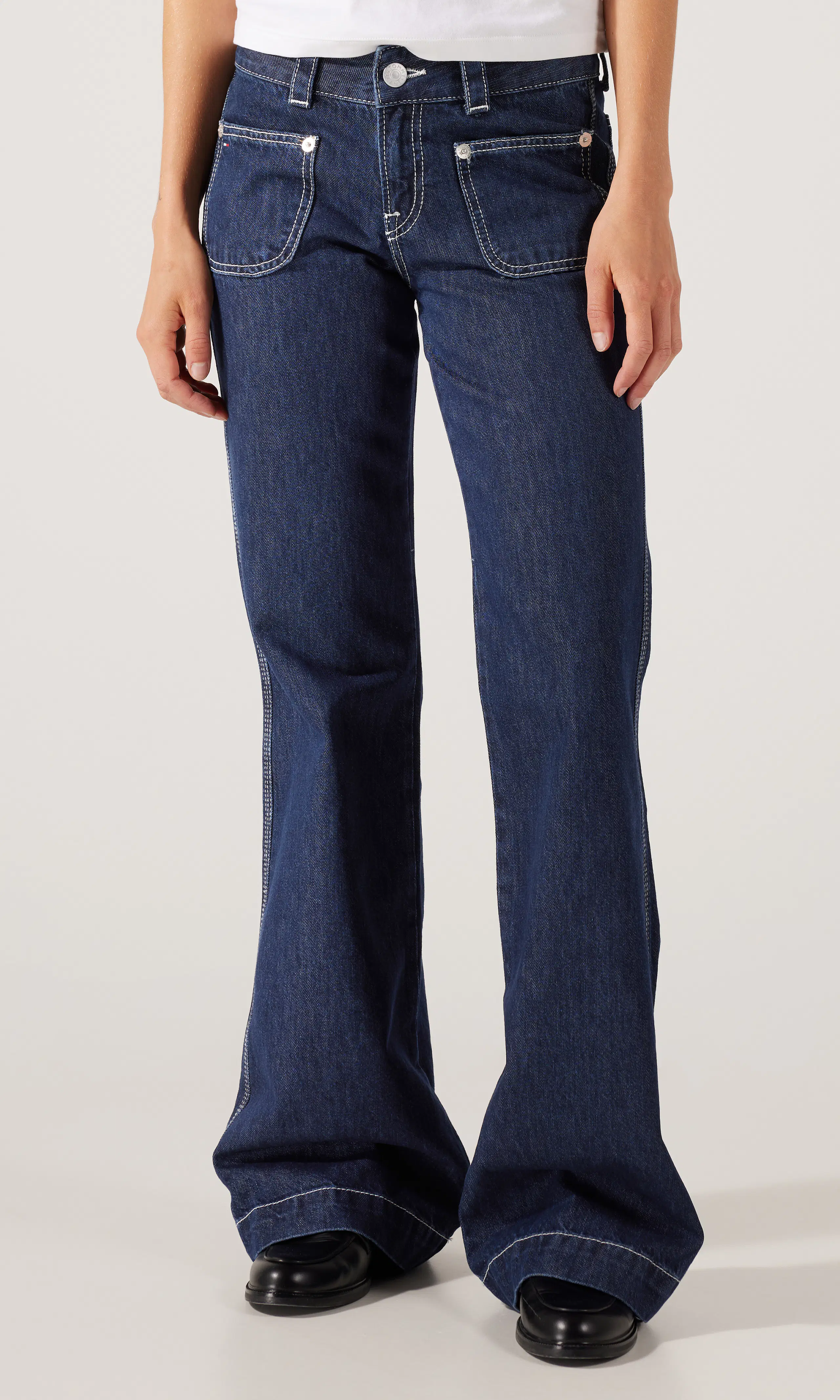 Low Bootcut Sailor Mörkblå Jeans. Front. Model.
