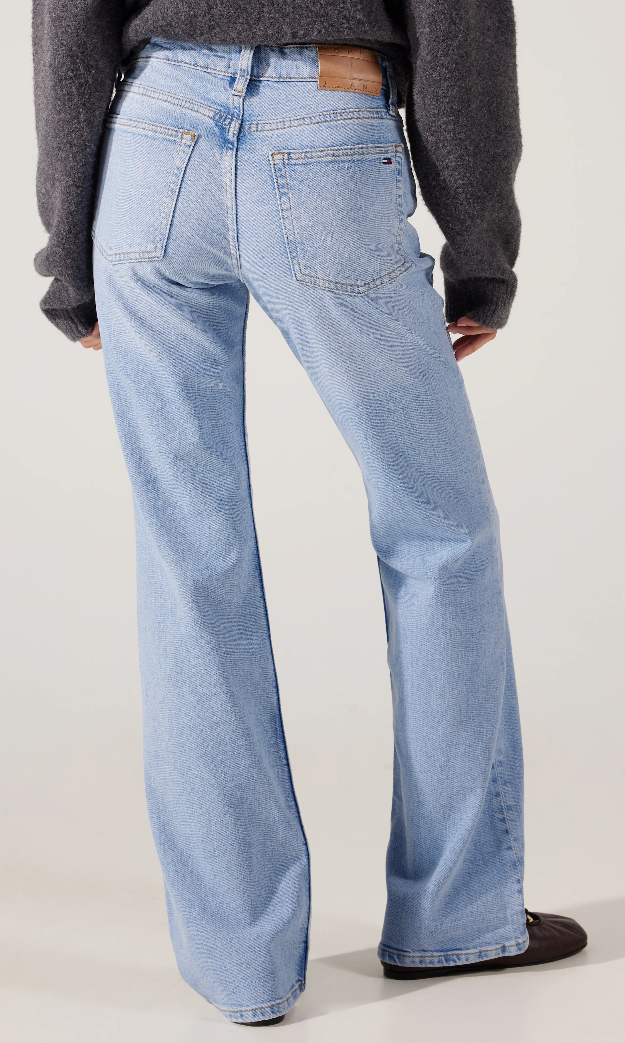 Cleo Mid Bootcut Vaaleansiniset Farkut. Back. Model.