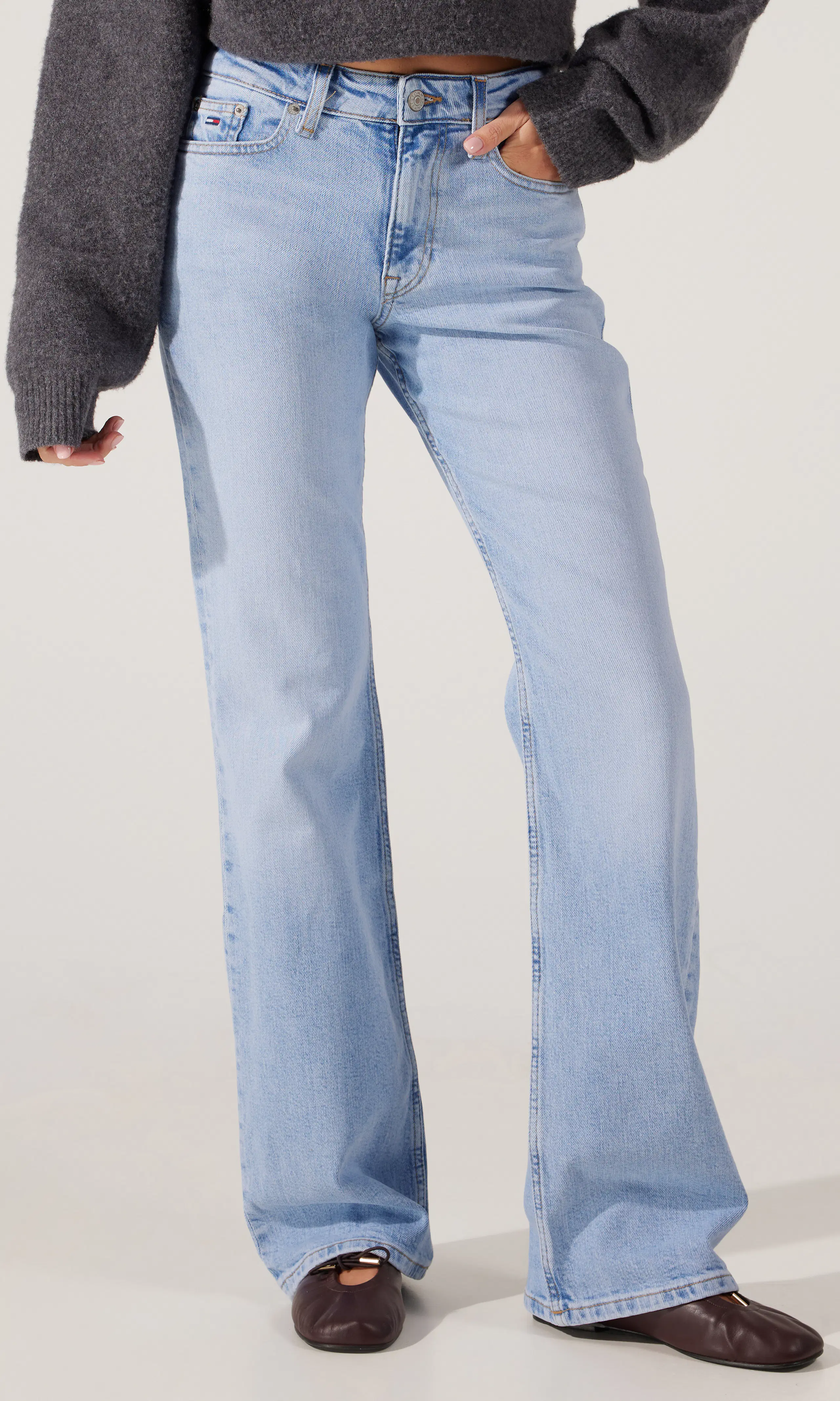 Cleo Mid Bootcut Vaaleansiniset Farkut. Front. Model.
