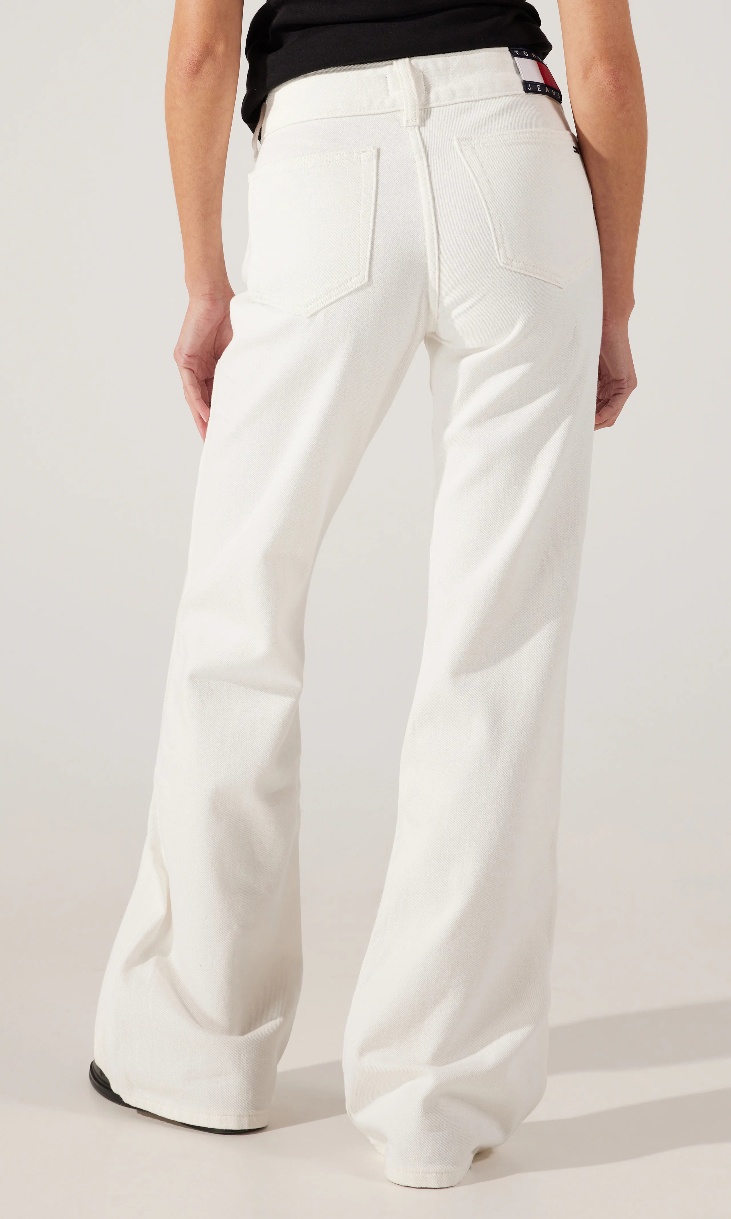 Sia Low Bootcut Vita Jeans. Back. Model.