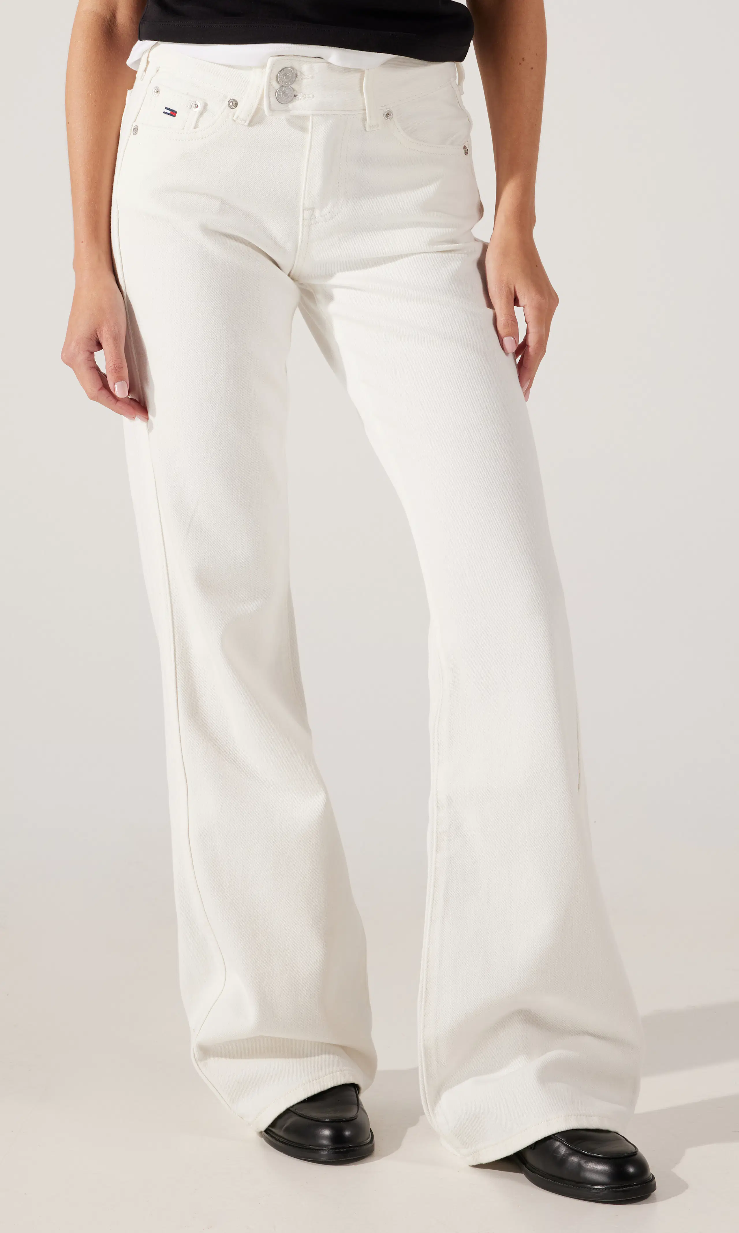 Sia Low Bootcut Vita Jeans. Front. Model.
