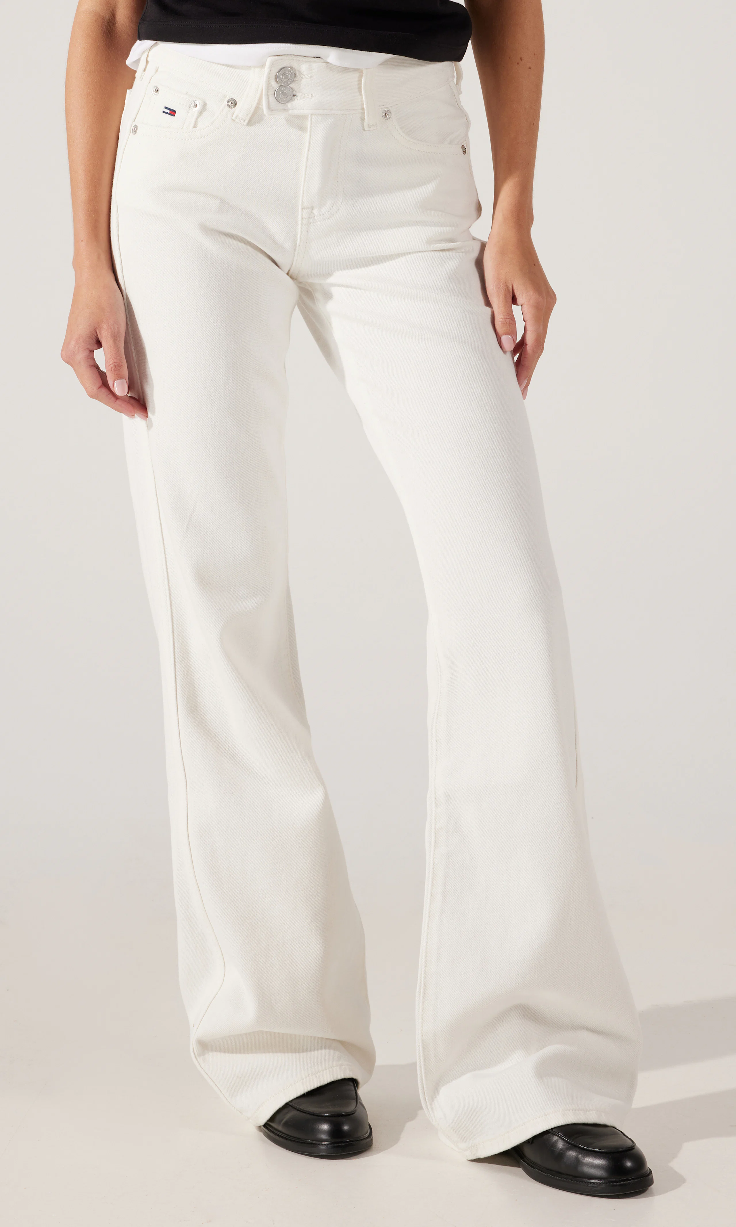 Sia Low Bootcut Vita Jeans. Front. Model.