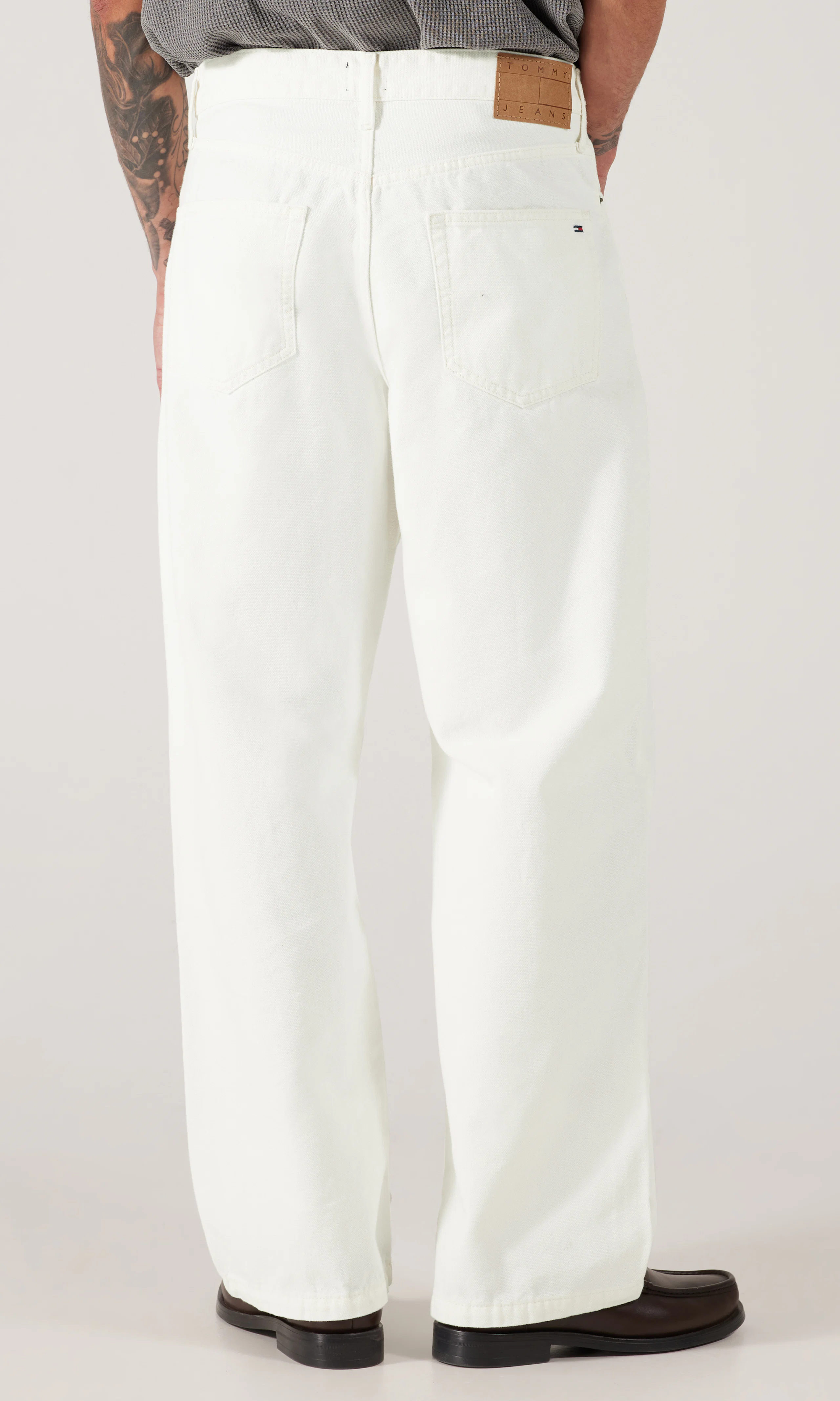 Theo Loose Vita Jeans. Back. Model.