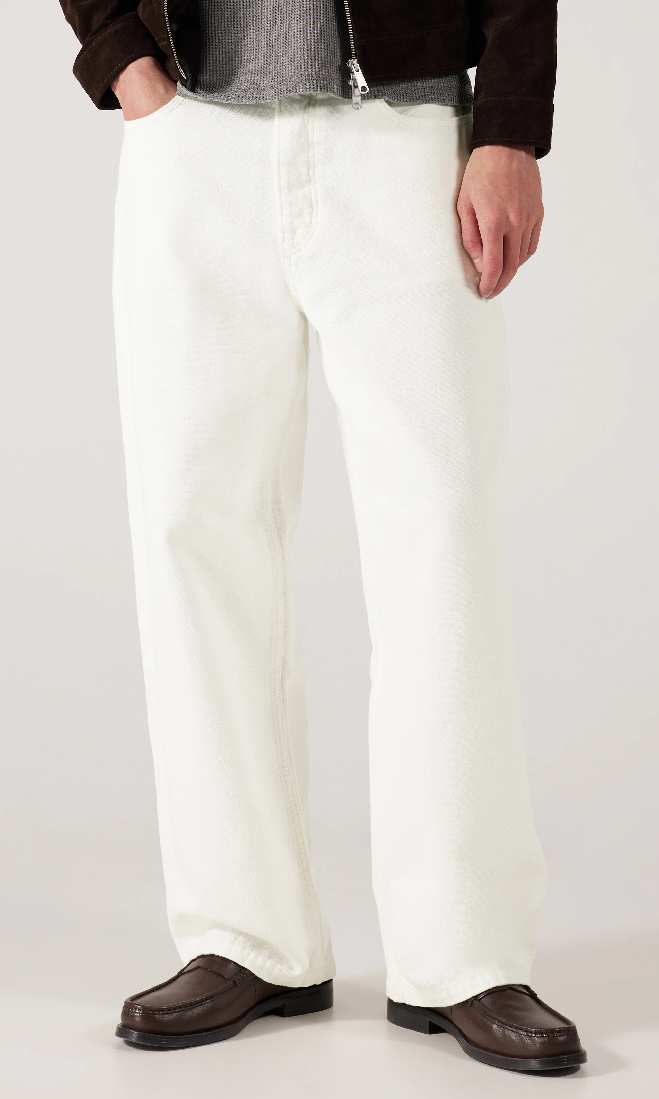 Theo Loose Vita Jeans. Front. Model.