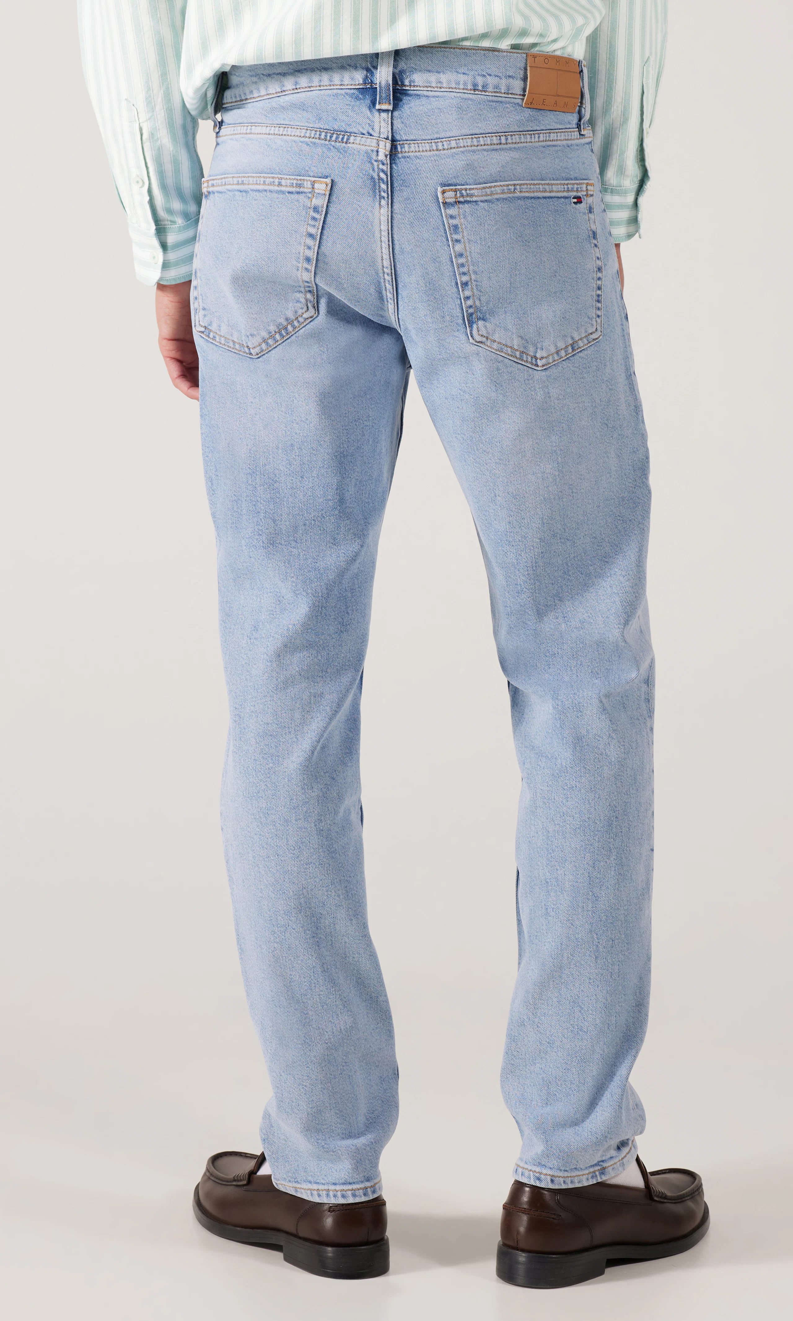 Ryan Slim Straight Ljusblå Jeans. Back. Model.
