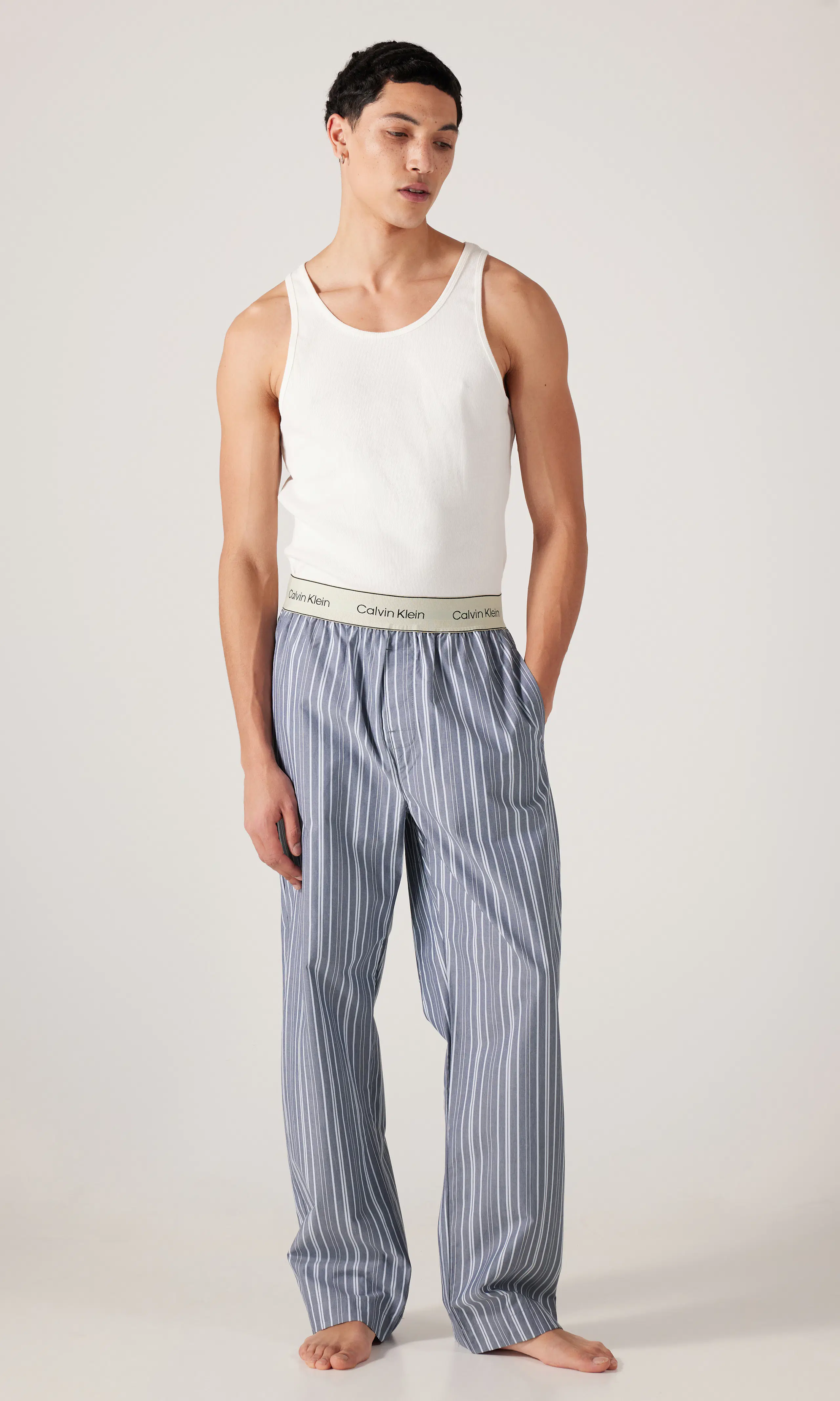 Cotton Poplin Raidalliset Pyjamahousut. Front 1. Model.