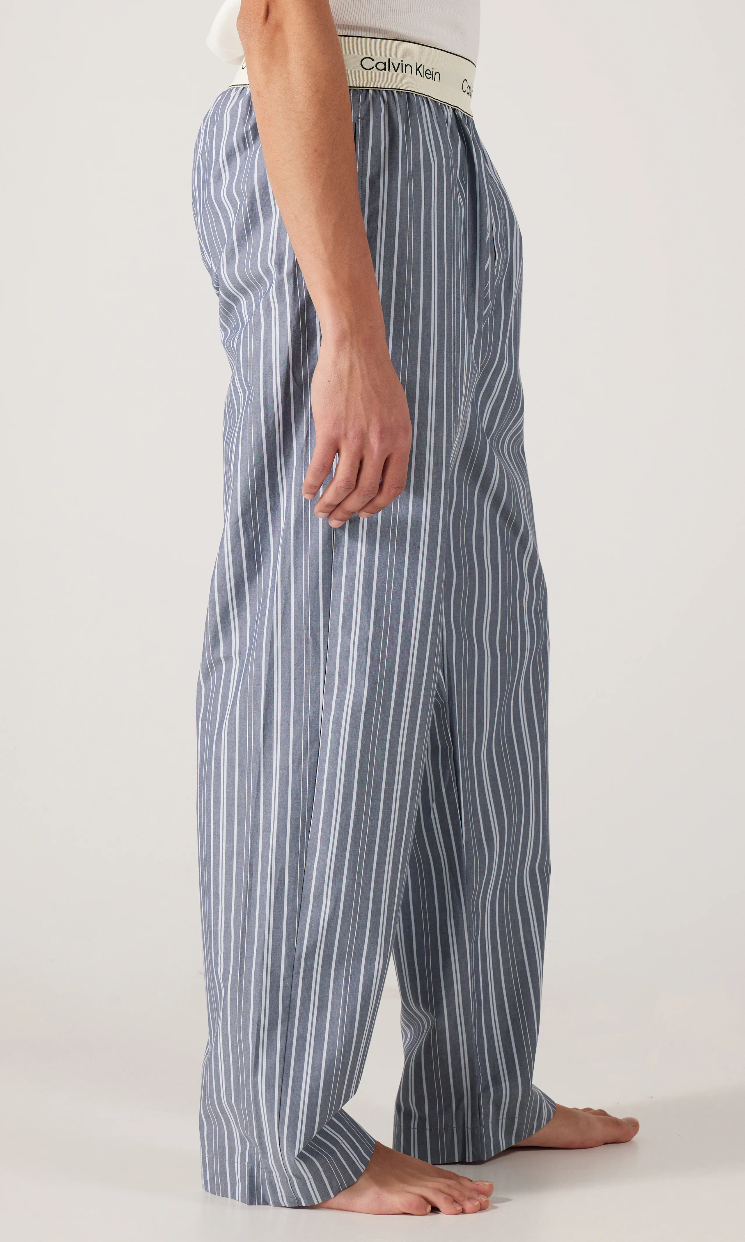Cotton Poplin Raidalliset Pyjamahousut. Front 2. Model.