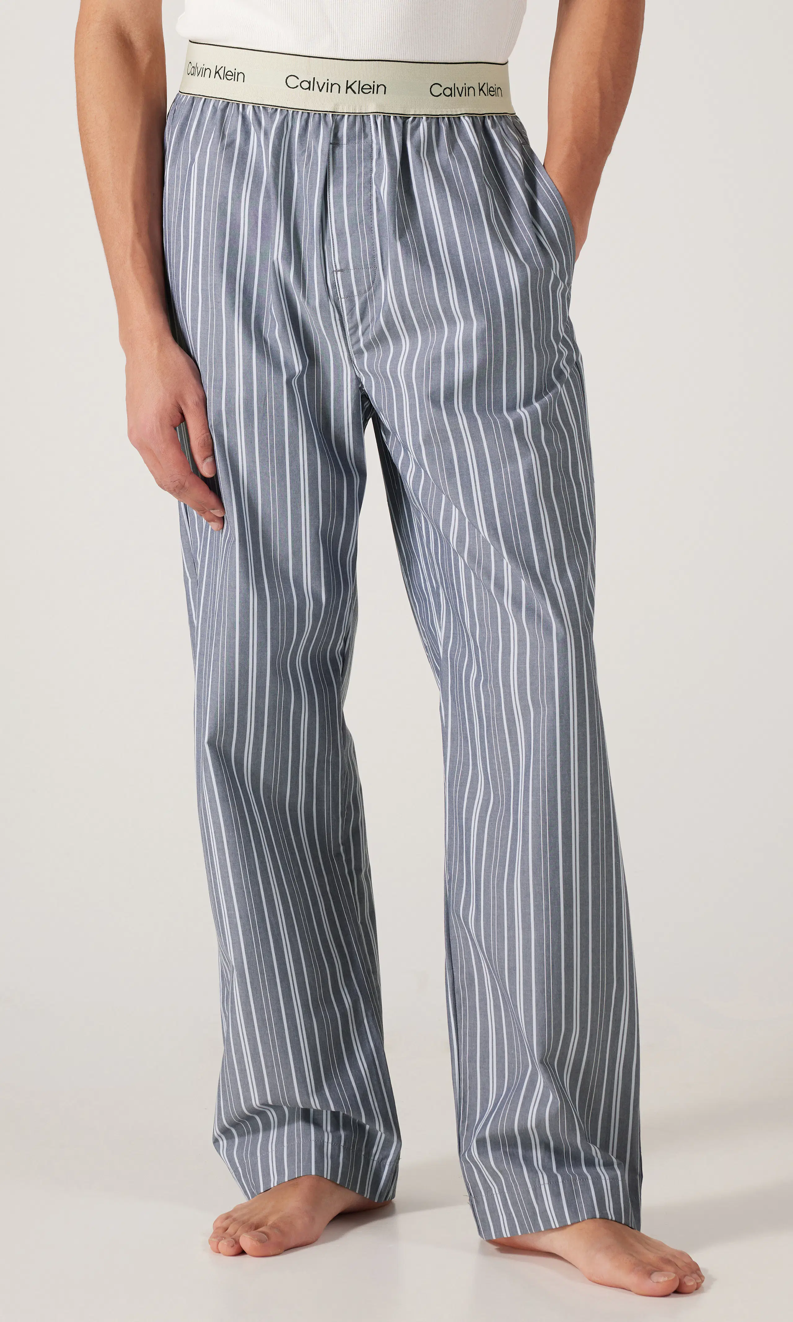 Cotton Poplin Raidalliset Pyjamahousut. Front. Model.