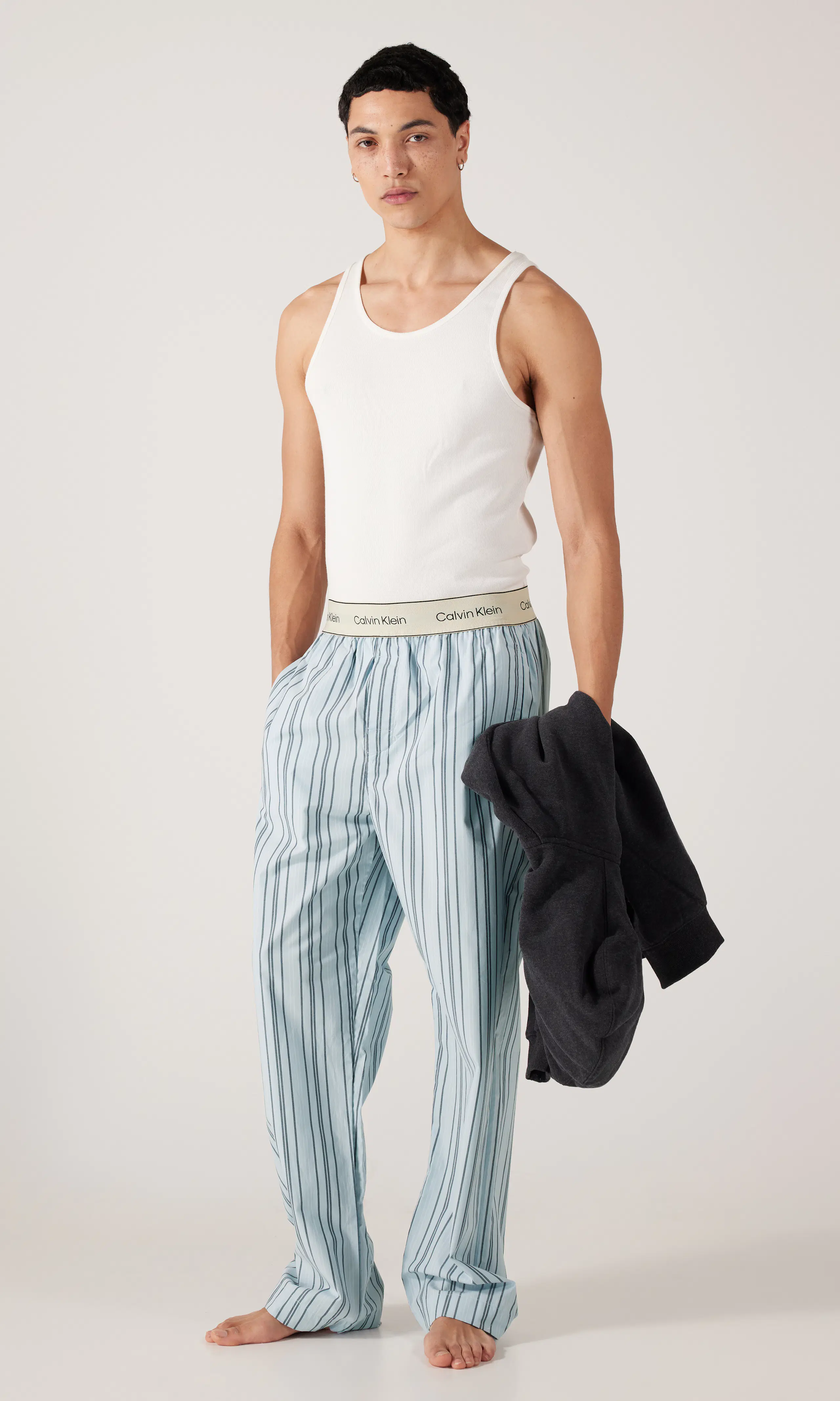 Cotton Poplin Raidalliset Pyjamahousut. Front 1. Model.