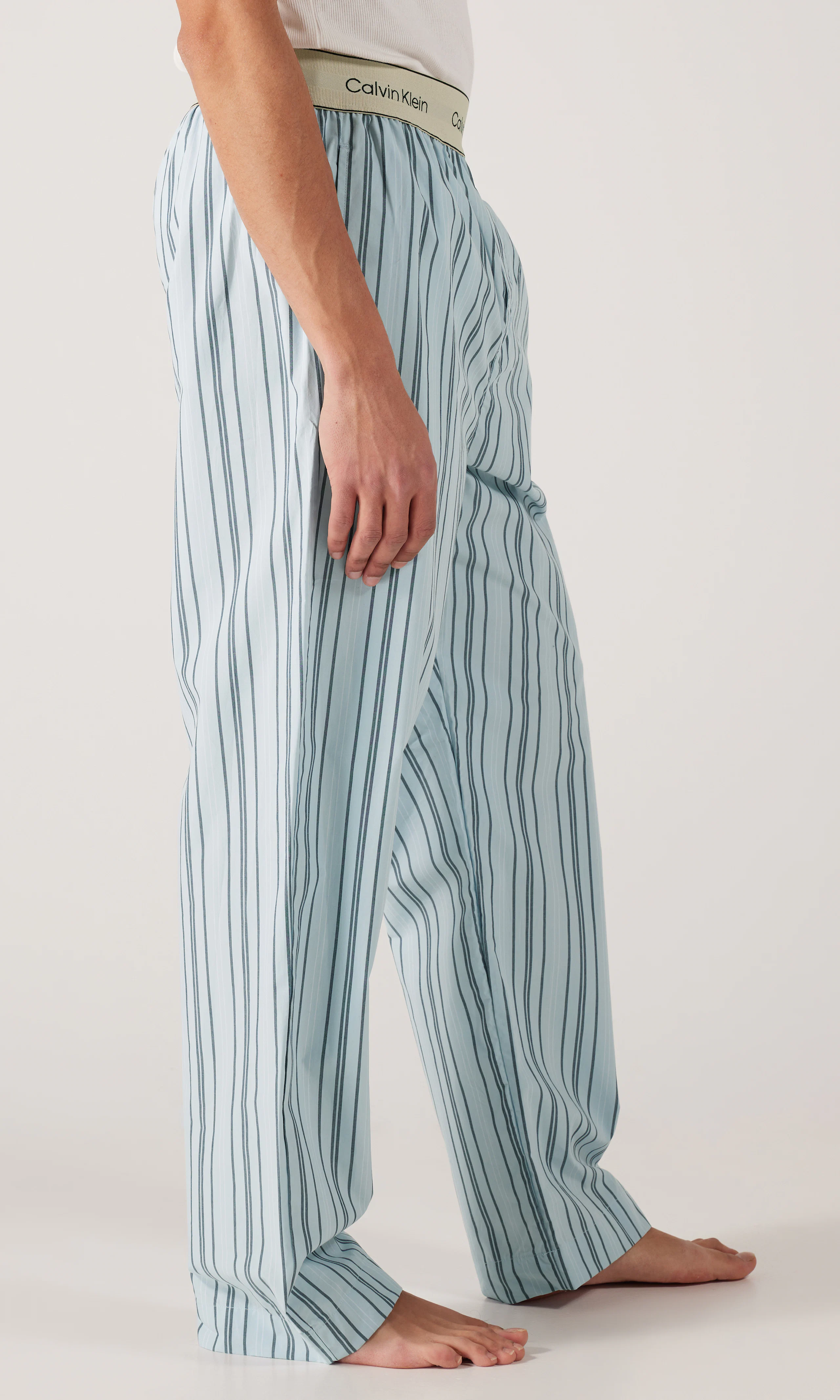 Cotton Poplin Raidalliset Pyjamahousut. Front 2. Model.